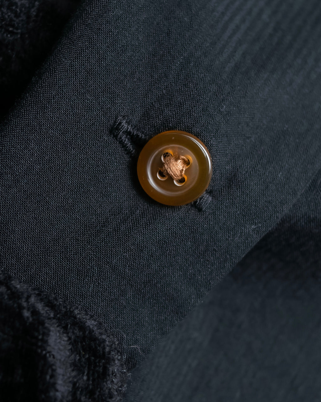 "Vivienne Westwood RED LABEL"
 Front button cutting design shirt