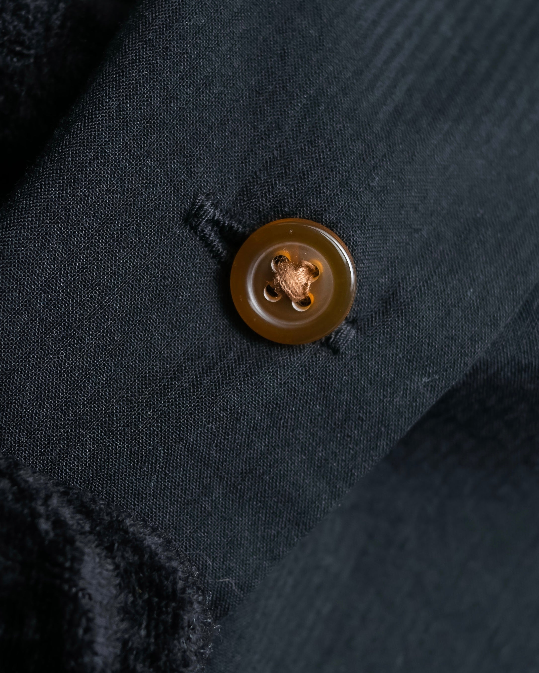 "Vivienne Westwood RED LABEL"
 Front button cutting design shirt