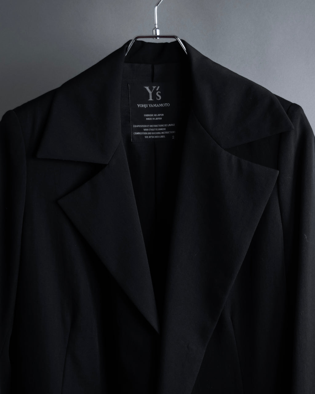 "Y's" Sharp lapel draping tailored coat
