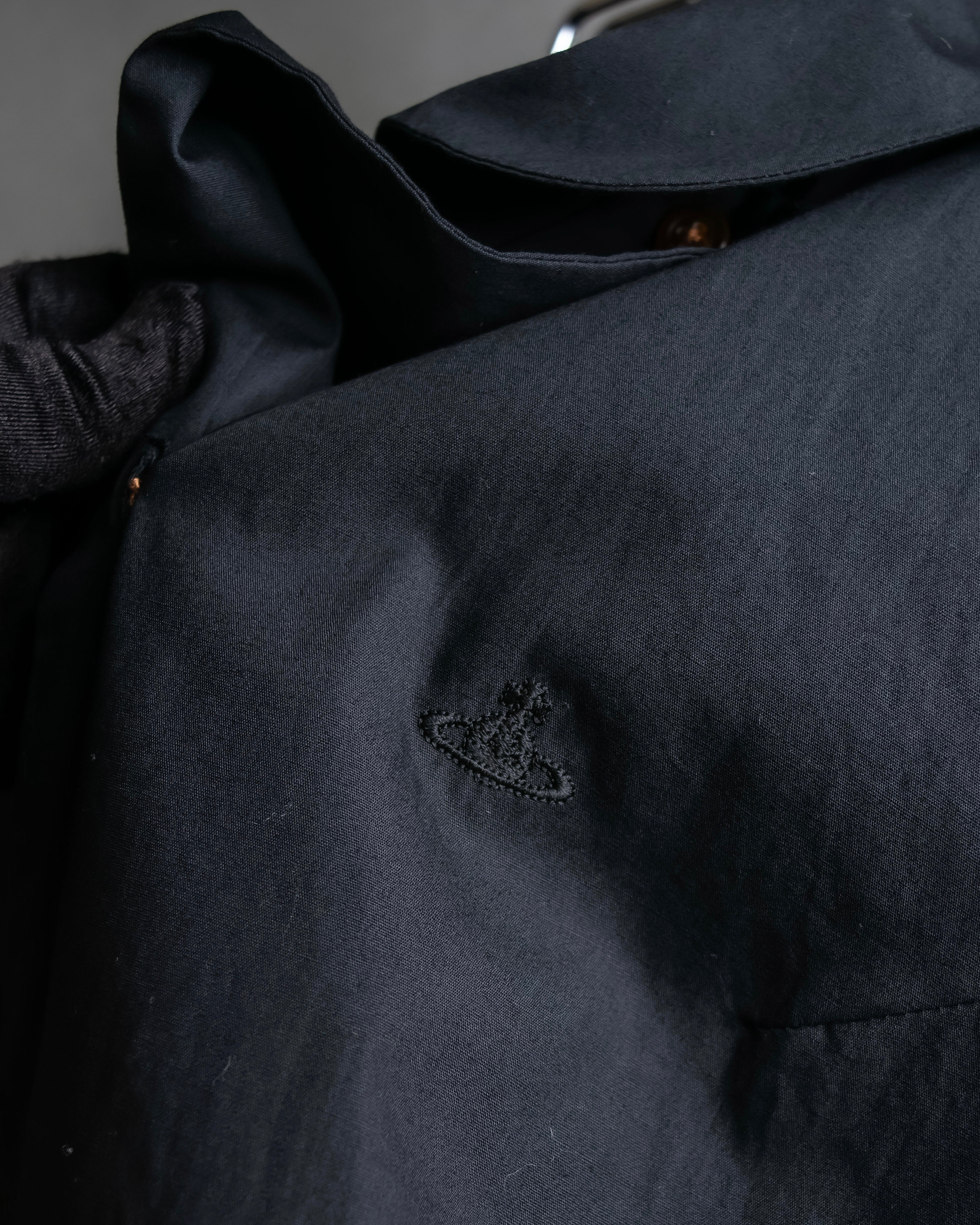 "Vivienne Westwood RED LABEL"
 Draped neck design black cotton shirt