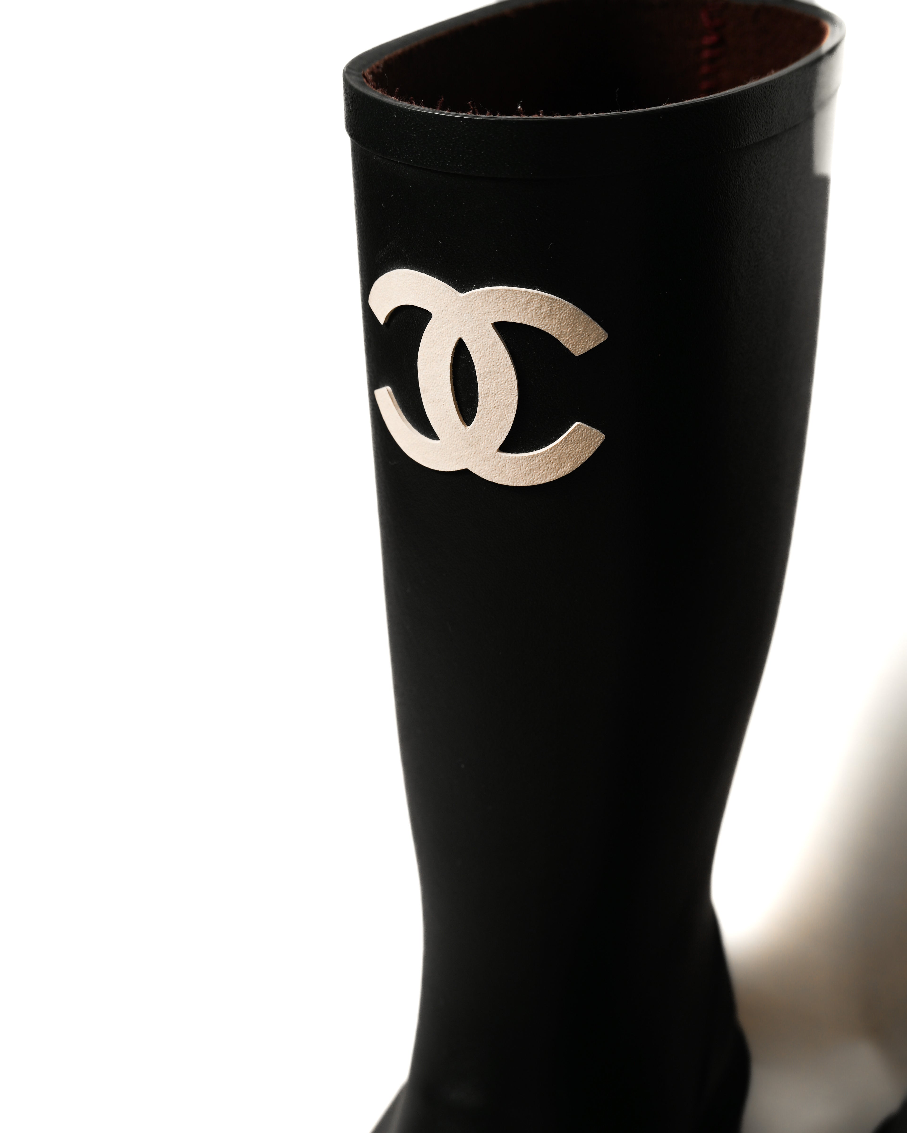 CHANEL
/ Black Rubber Rain Boots Coco Mark