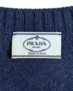 ネイビーの起毛感あるニット地に縫い付けられた内タグ。PRADA MILANOおよび「Made in Peru」の表記を確認できるカット。
