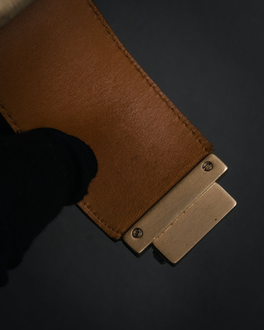 "Salvatore Ferragamo" 95’s-05’s Gancini clasp vacchetta leather bracelet