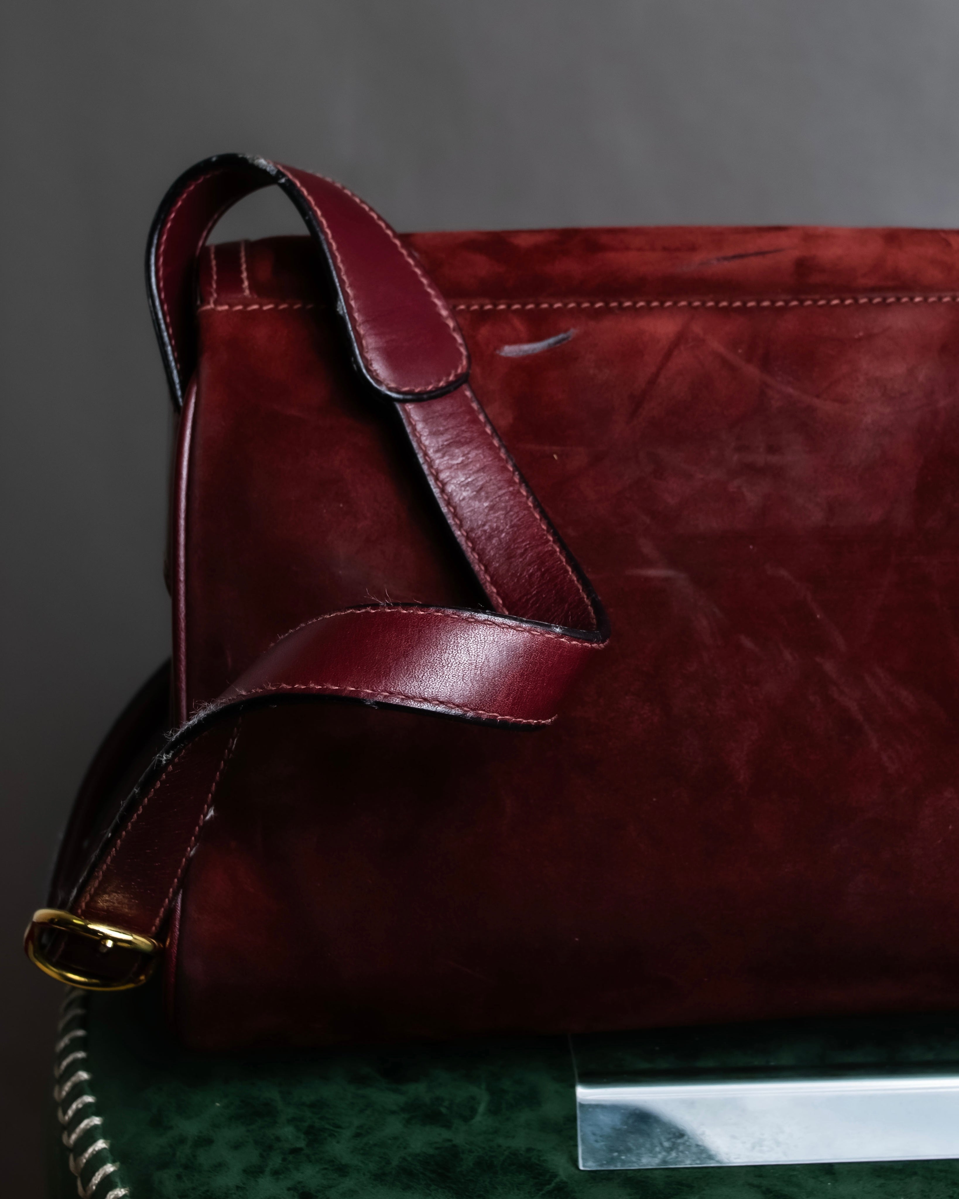 "GUCCI" Aristocratic crest charm suede shoulder bag