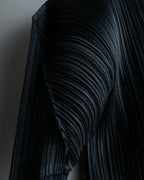 "PLEATS PLEASE ISSEY MIYAKE"
Features sleeve open collar blouse