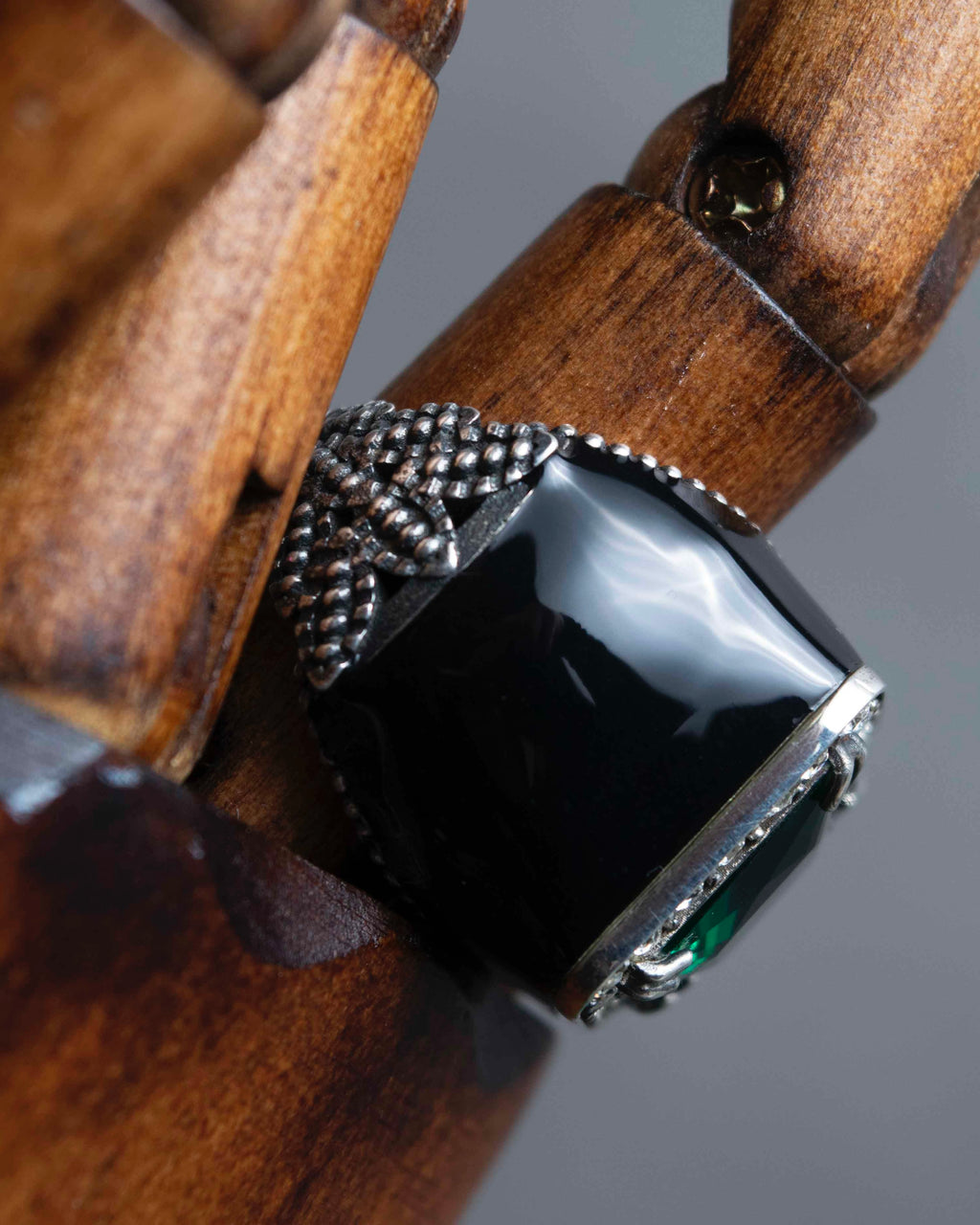 "GUCCI" Emerald color rhinestone GG motif engraved signet ring