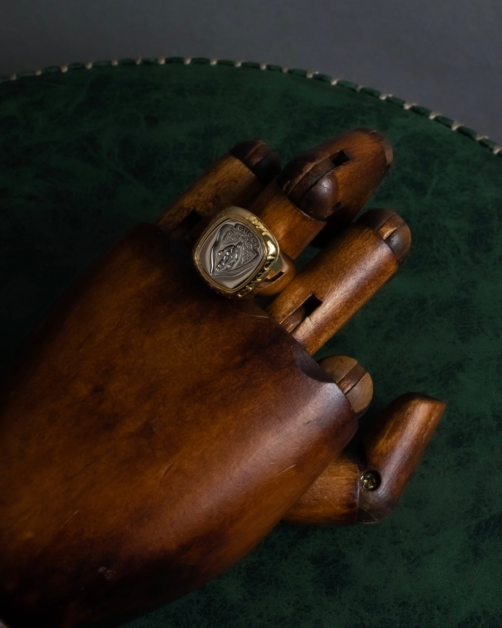"GUCCI" Coat of arms engraved design ring