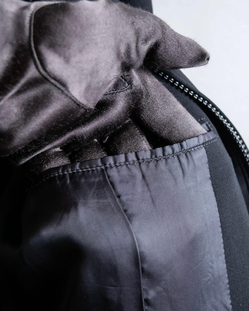 “ISSEY MIYAKE” Chin belt designed stand collar jacket