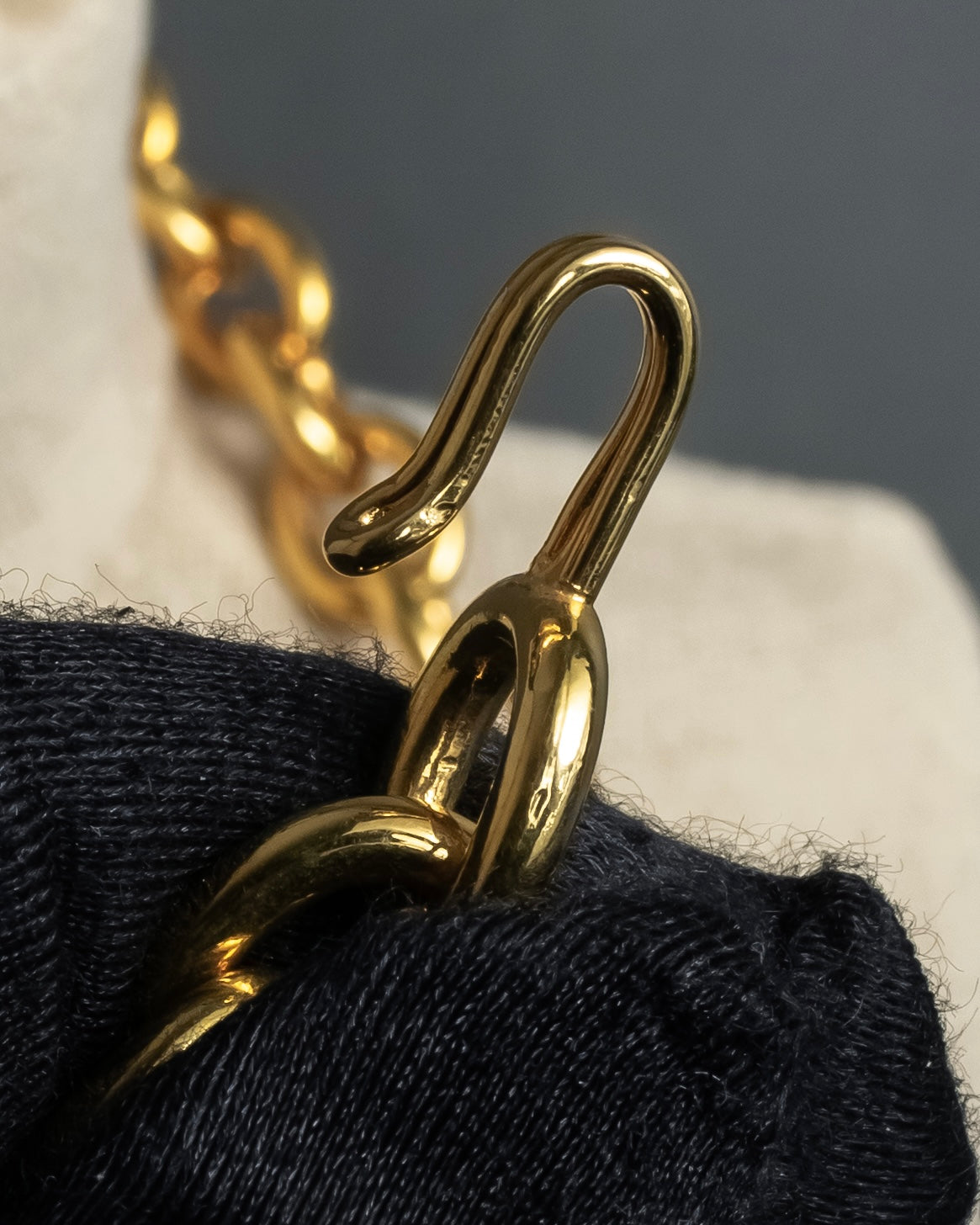 "CELINE" AVENUE MONTAIGNE 38 design gold necklace & belt