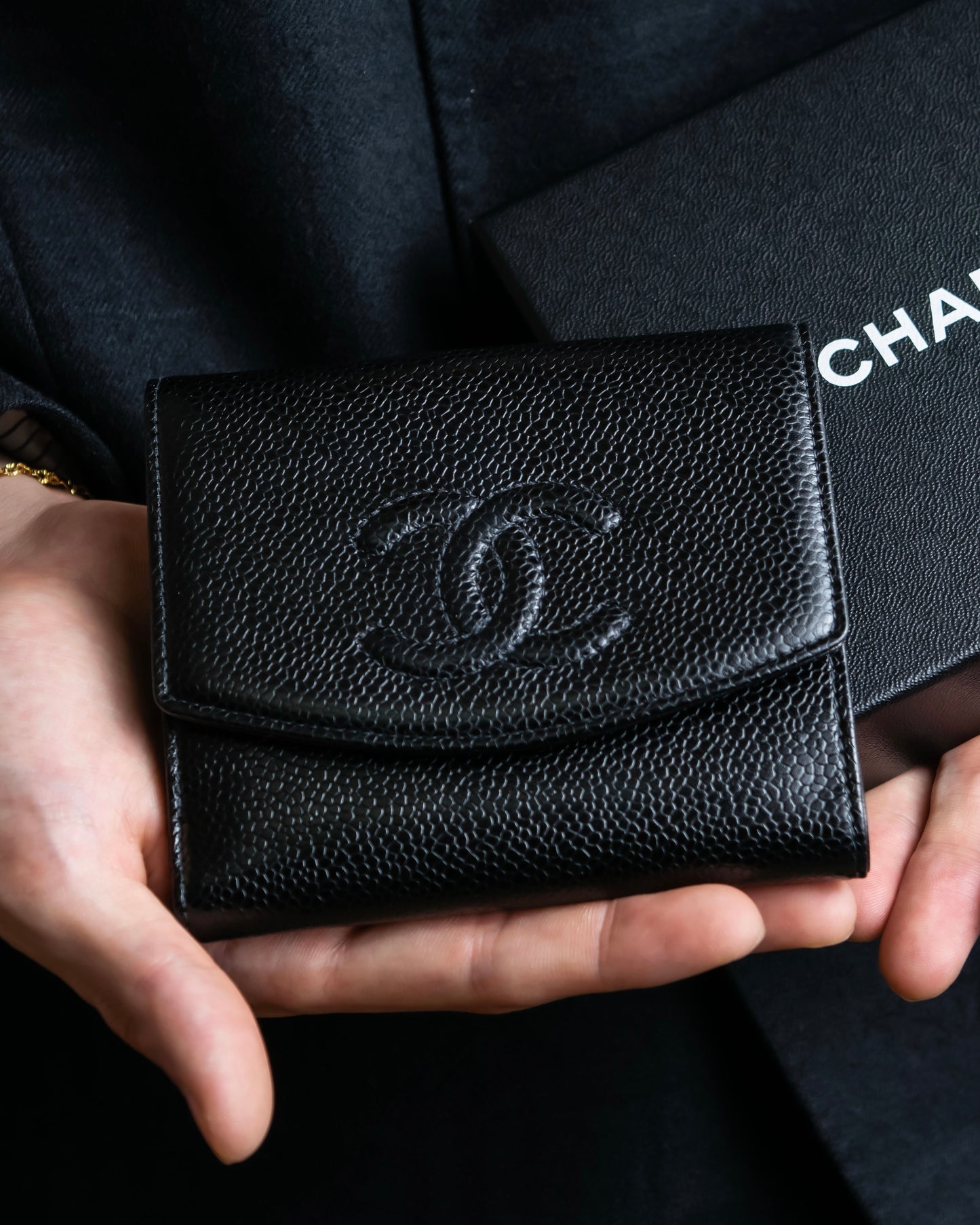 "CHANEL" Coco Mark engraved caviar skin bi fold wallet