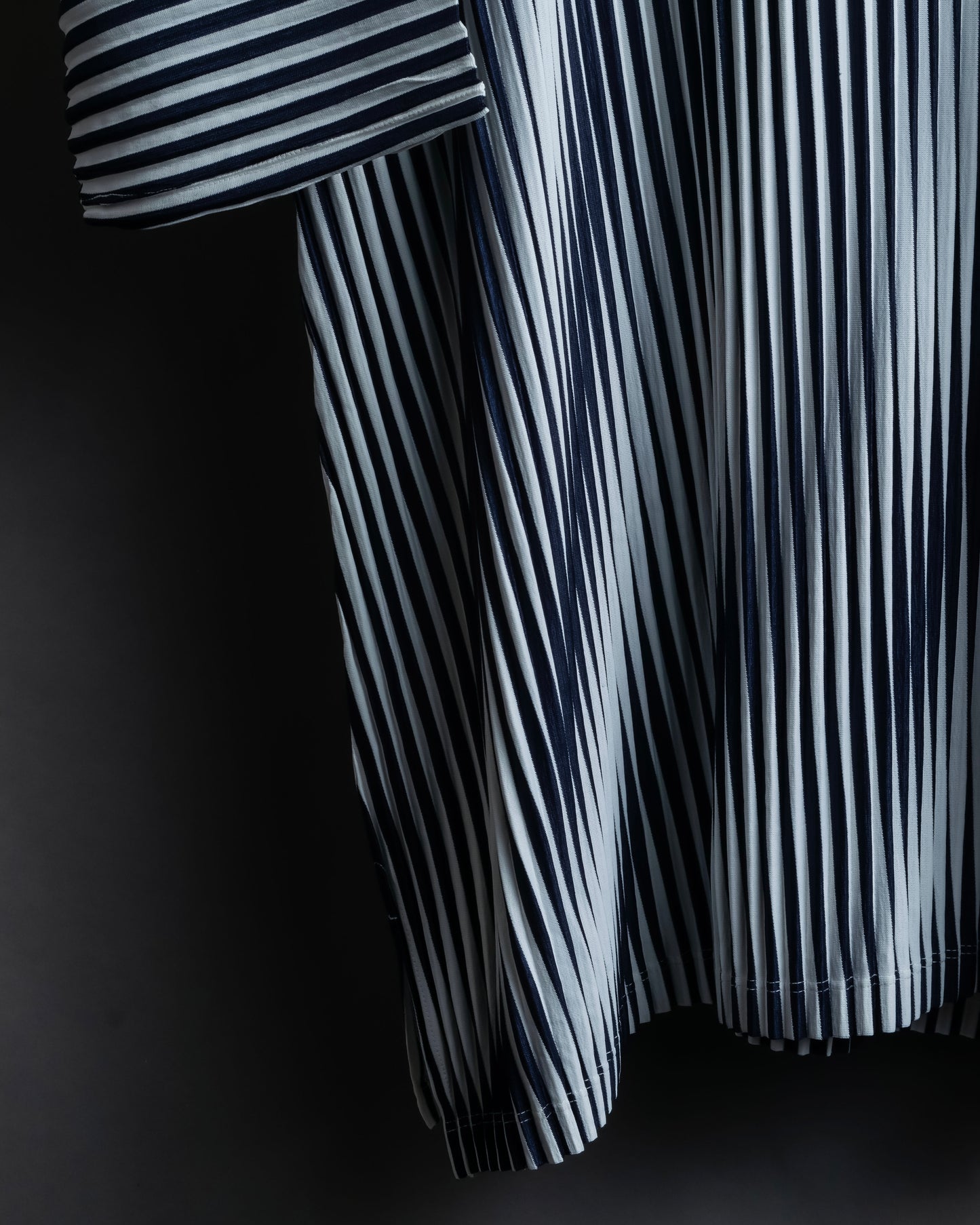 "PLEATS PLEASE ISSEY MIYAKE" Monotone color pleated oversized tops