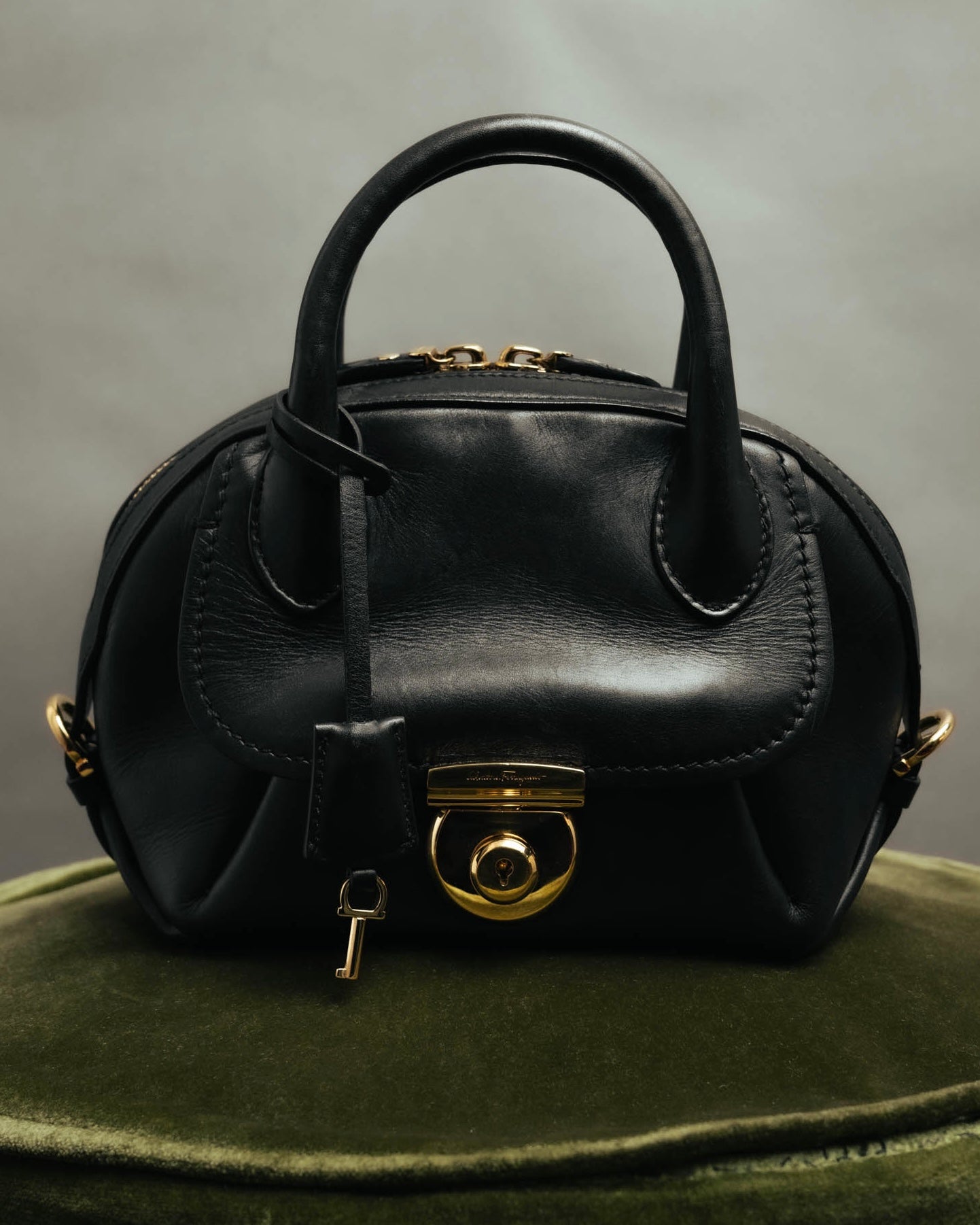 –SPECIAL– “Salvatore Ferragamo“ 00’s-10’s Black leather dome handbag