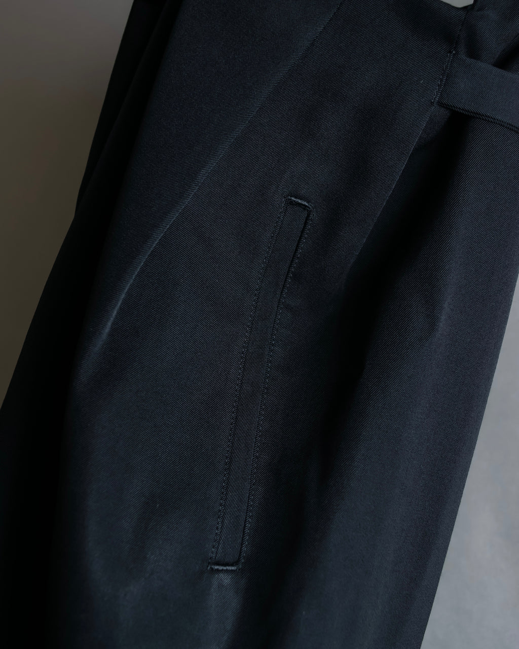 "Y's" Metal fitting belt design cutting maxi skirt