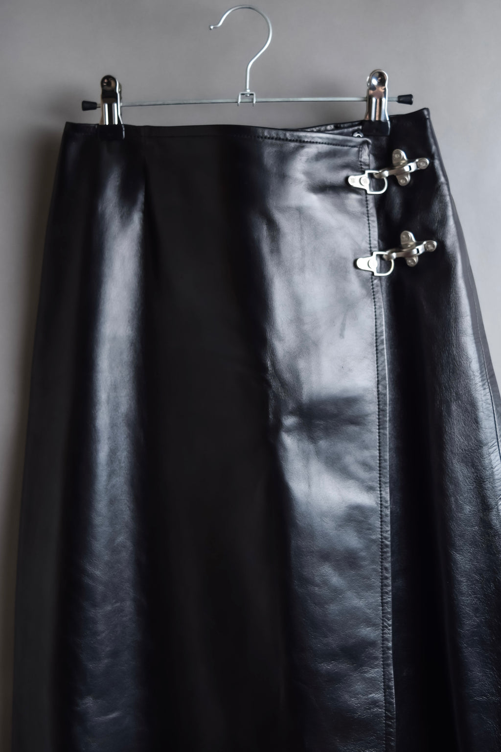 "CELINE" Front metal buckle detail leather skirt