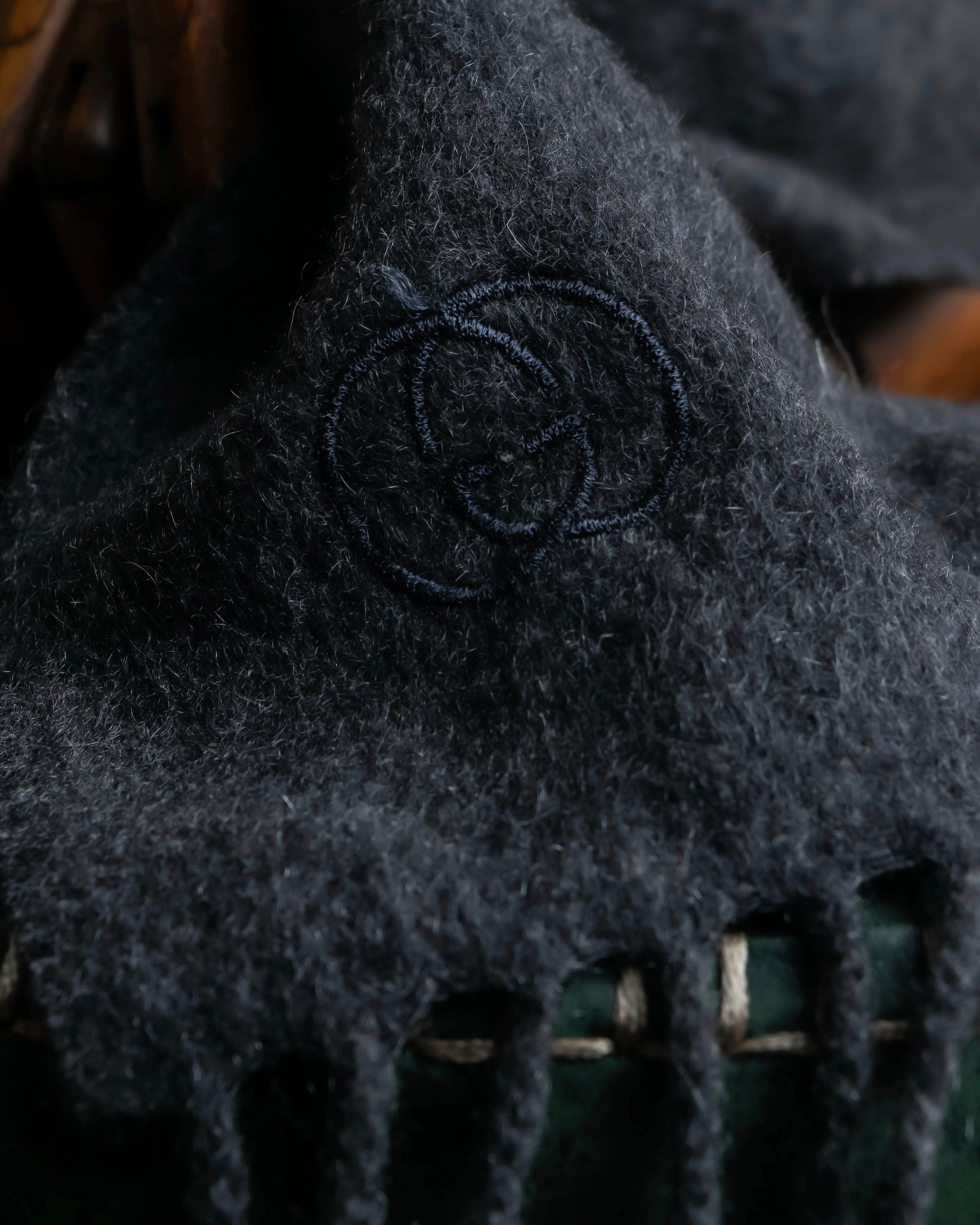 "GUCCI" Fuzzy logo engraved fringe large muffler