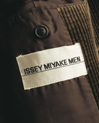 ISSEY MIYAKE MEN表記の内タグを捉えたカット。ブラウンのキュプラ裏地、内側のボタン、表地の太畝コーデュロイをあわせて確認できます。