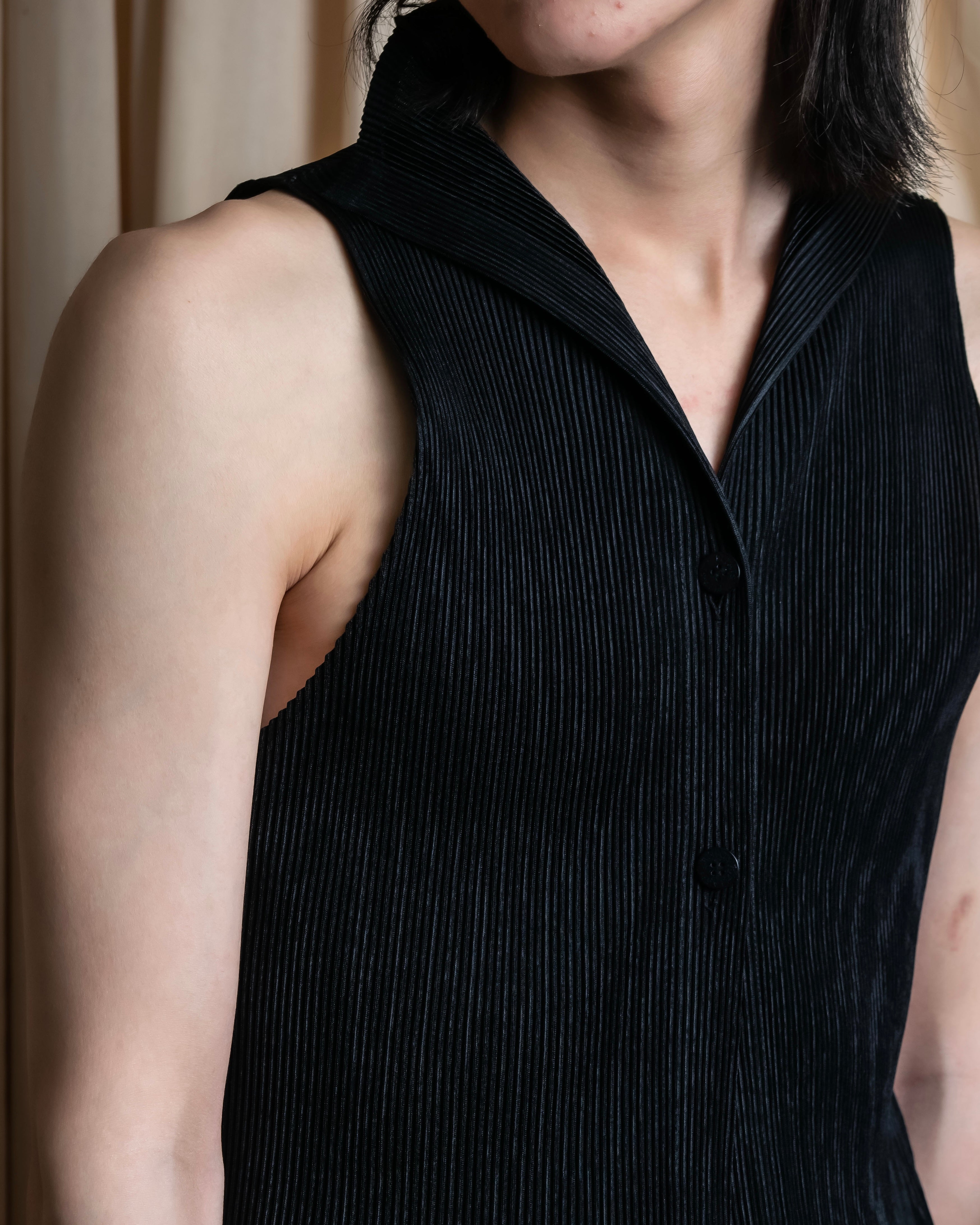 "PLEATS PLEASE ISSEY MIYAKE"
Narrow pleated sleeveless dress