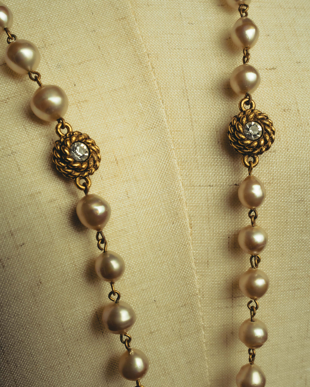 -SPECIAL- "CHANEL" 90's Pearl and crystal embellished long necklace
