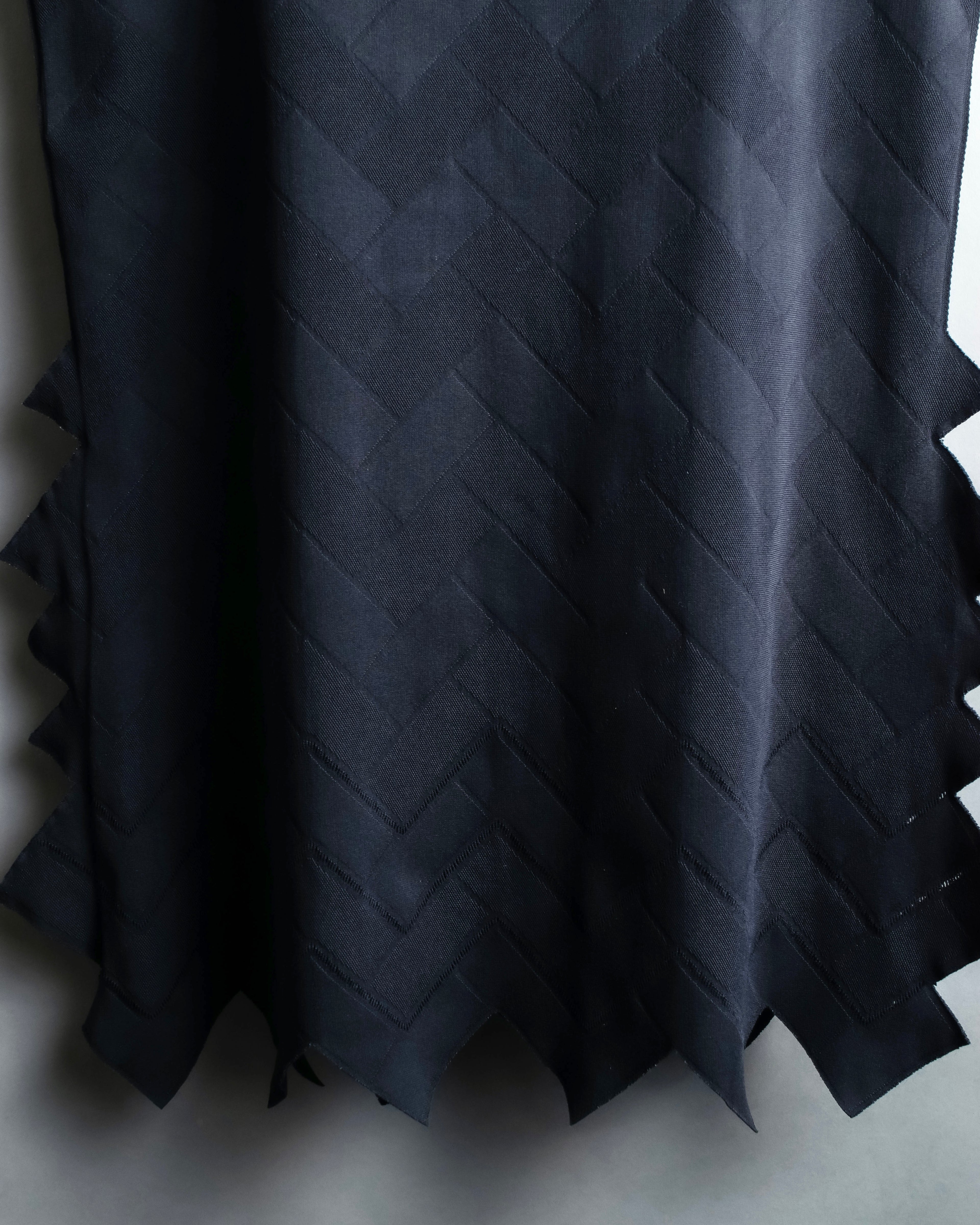 "PLEATS PLEASE ISSEY MIYAKE" 

Meander sleeveless tops