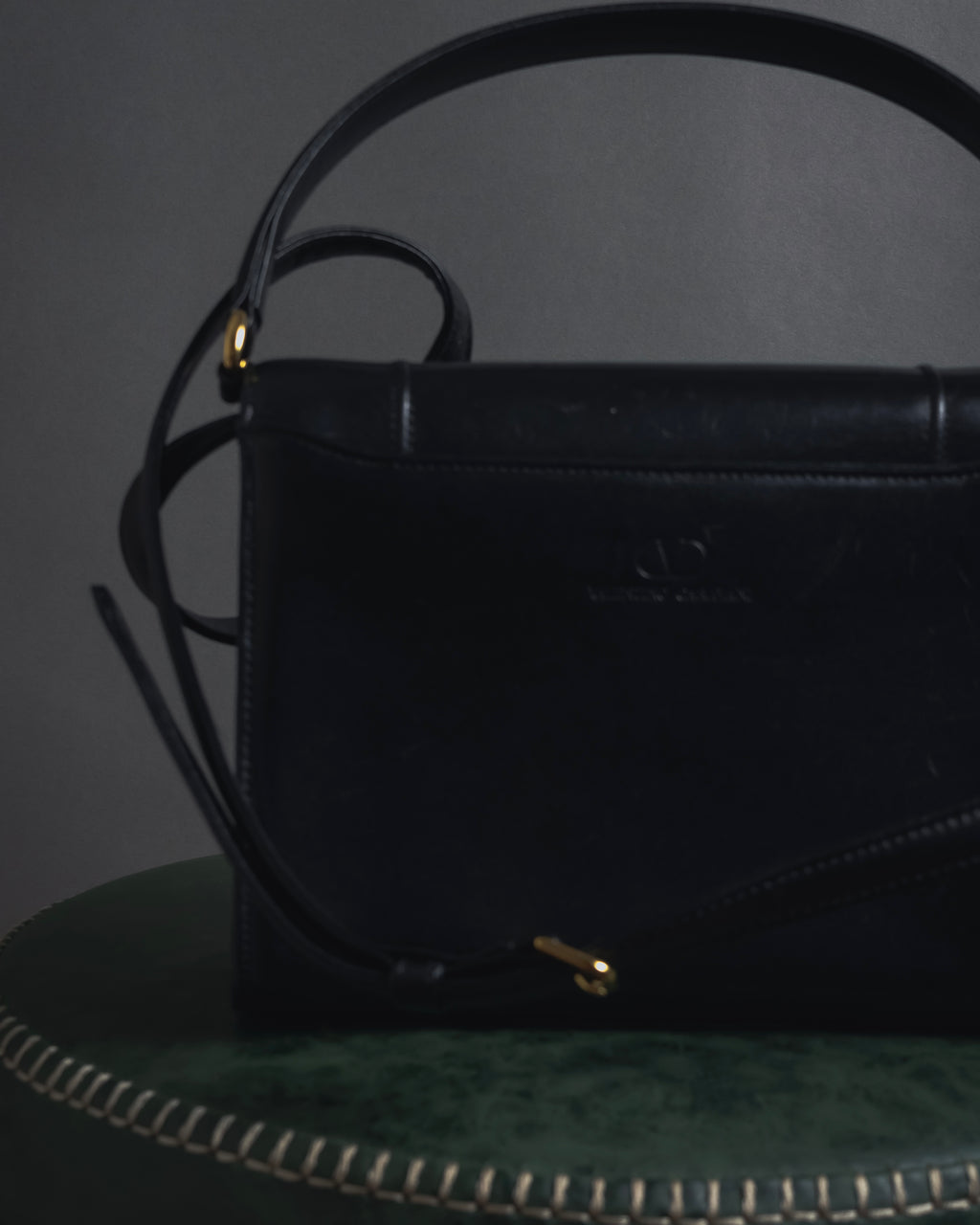 -SPECIAL- "VALENTINO GARAVANI" 90’s-00’s V corner hardware leather top handle bag