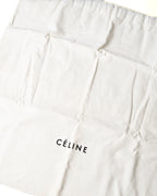 「CÉLINE」ロゴがプリントされた白い保存袋のカット。バッグ本体に付属する保管用の布袋を確認できます。