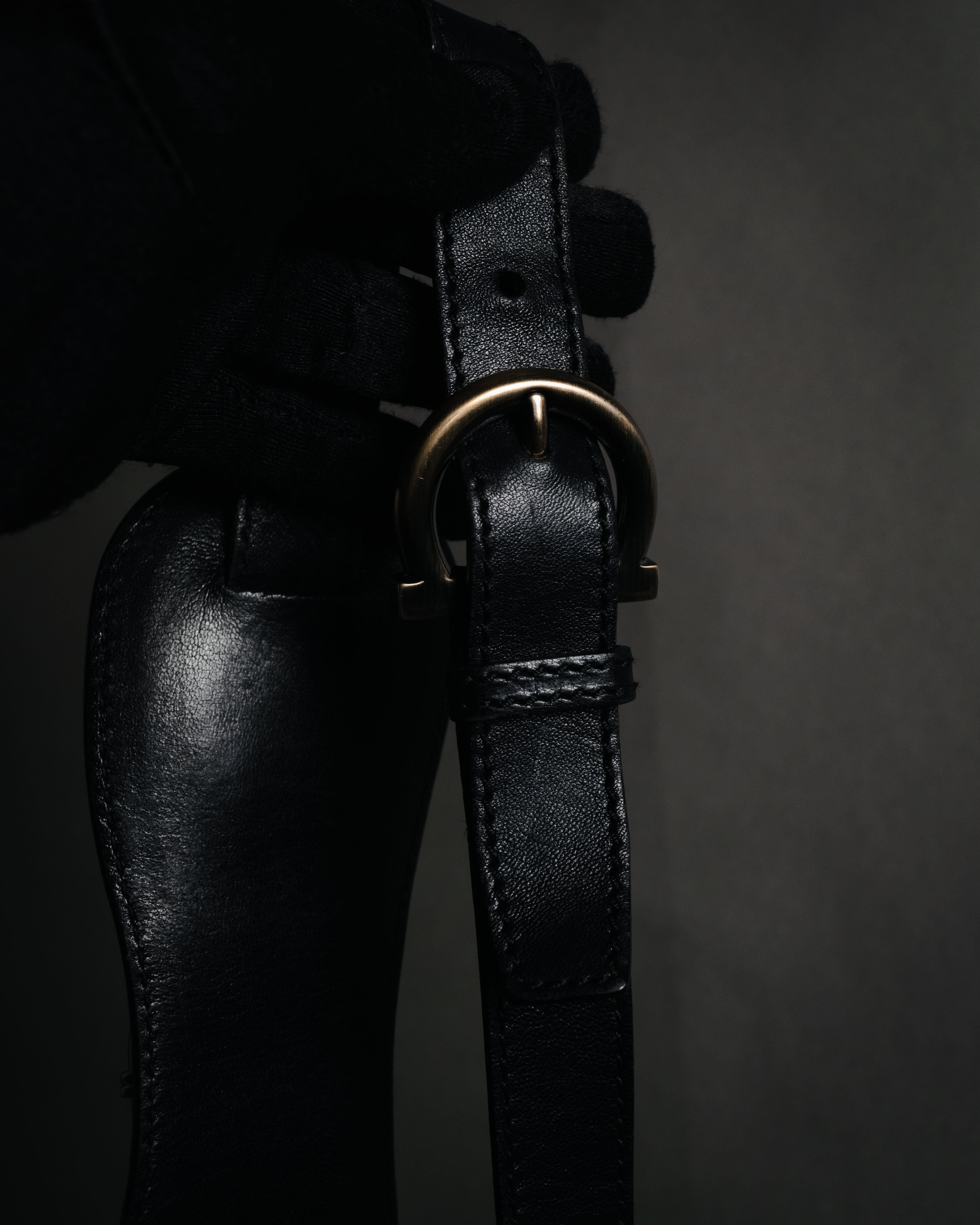 –SPECIAL– "Salvatore Ferragamo"
00’s Gancini ring-gathered nappa 2way bag