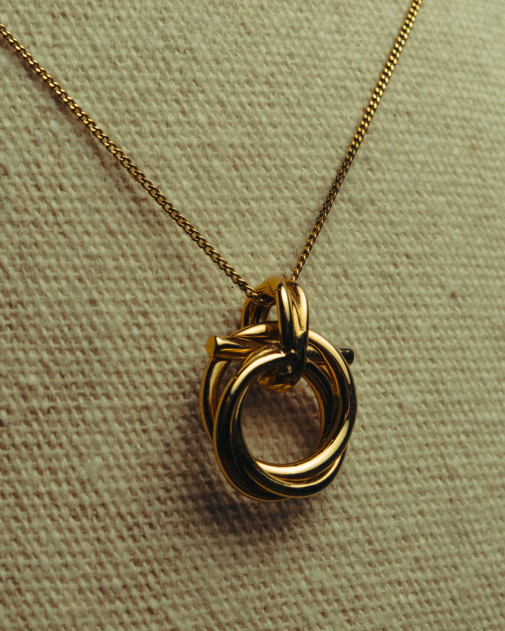 “Ferragamo” 90’s-00’s Interlocking ring pendant necklace