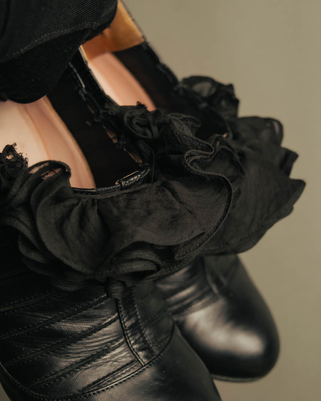 -SPECIAL- “CHANEL“ 2005-06 Paris-New York ruffle leather pumps