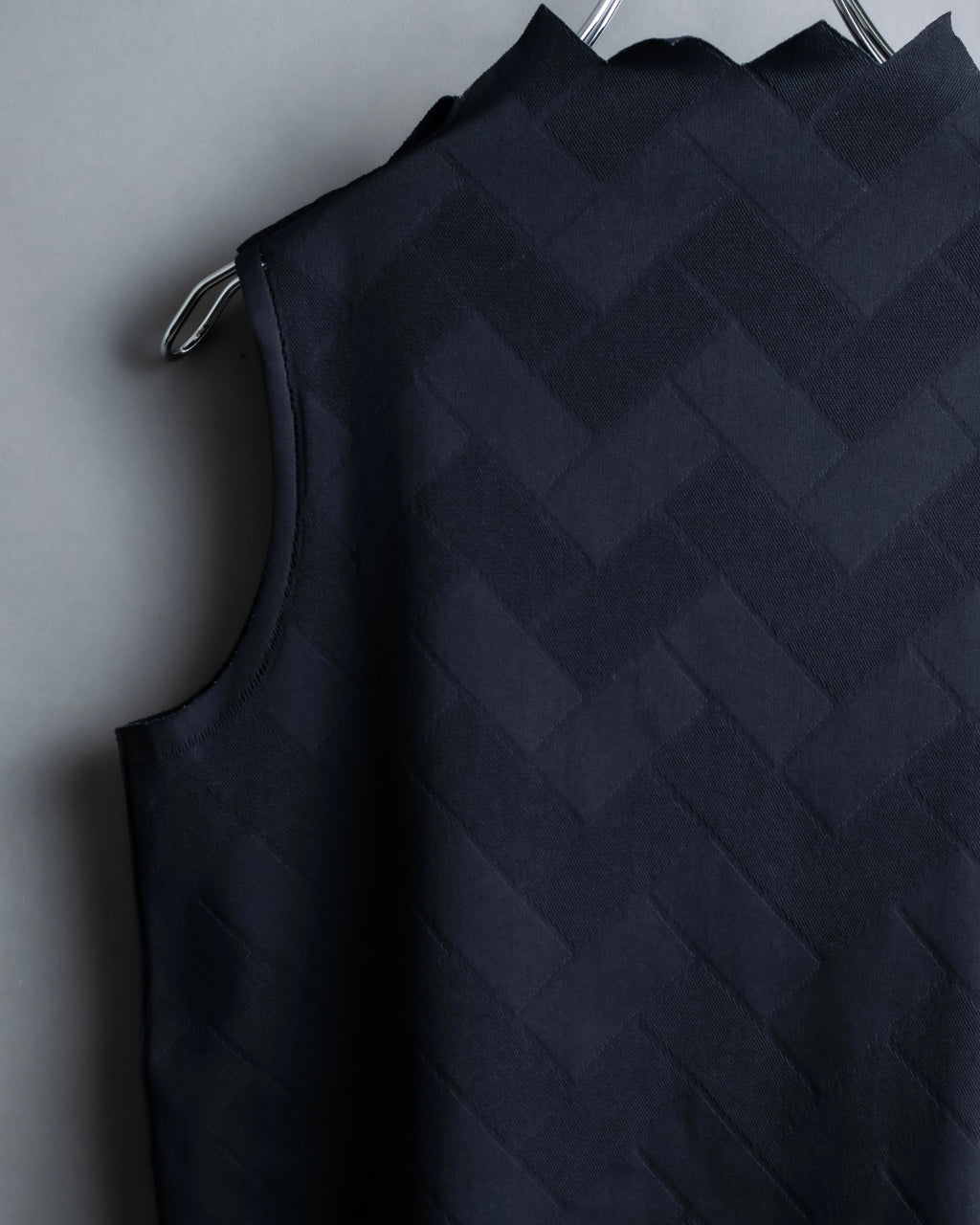 "PLEATS PLEASE ISSEY MIYAKE" 

Meander sleeveless tops