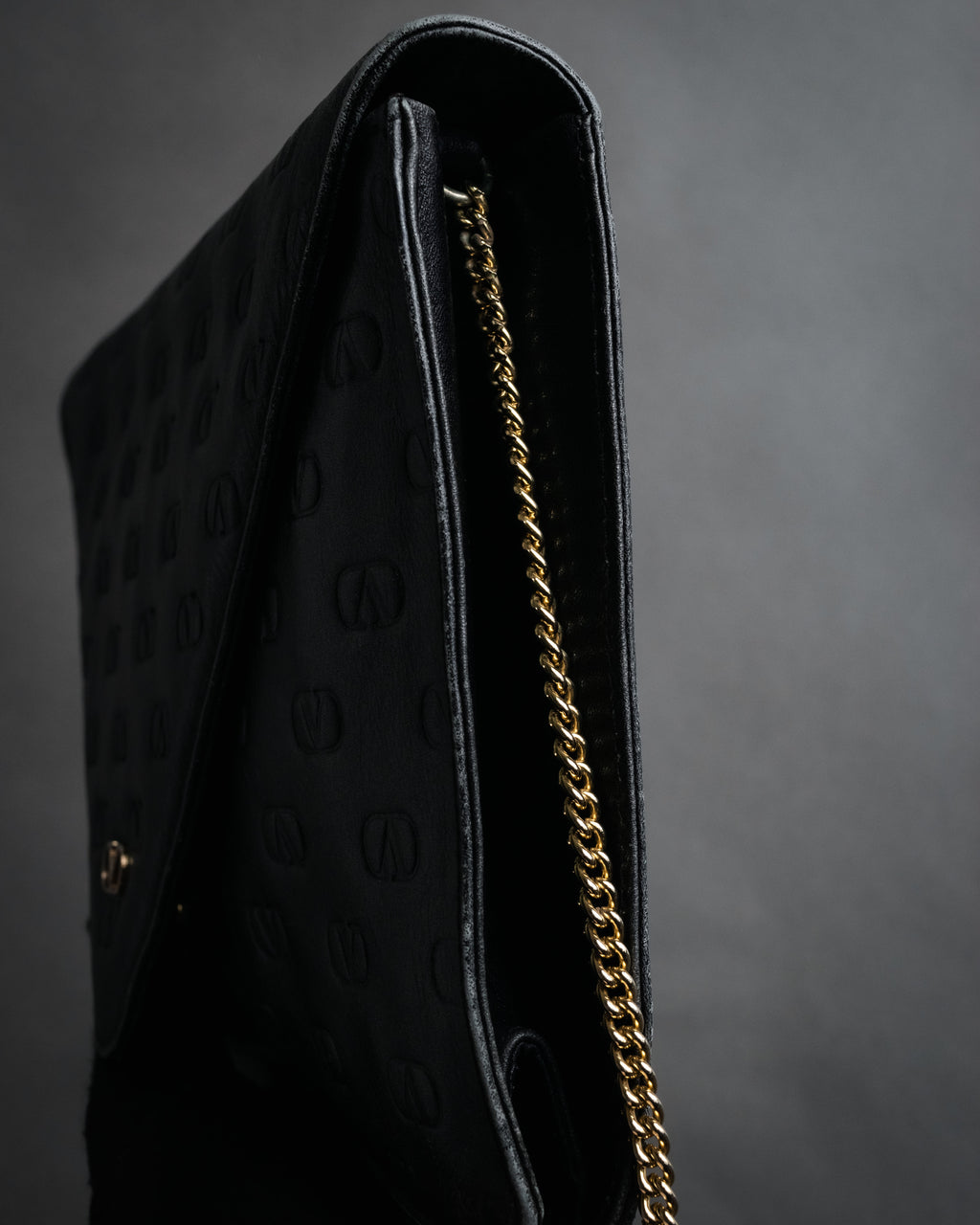 “VALENTINO” 80’s-90’s Embossed V logo chain clutch bag
