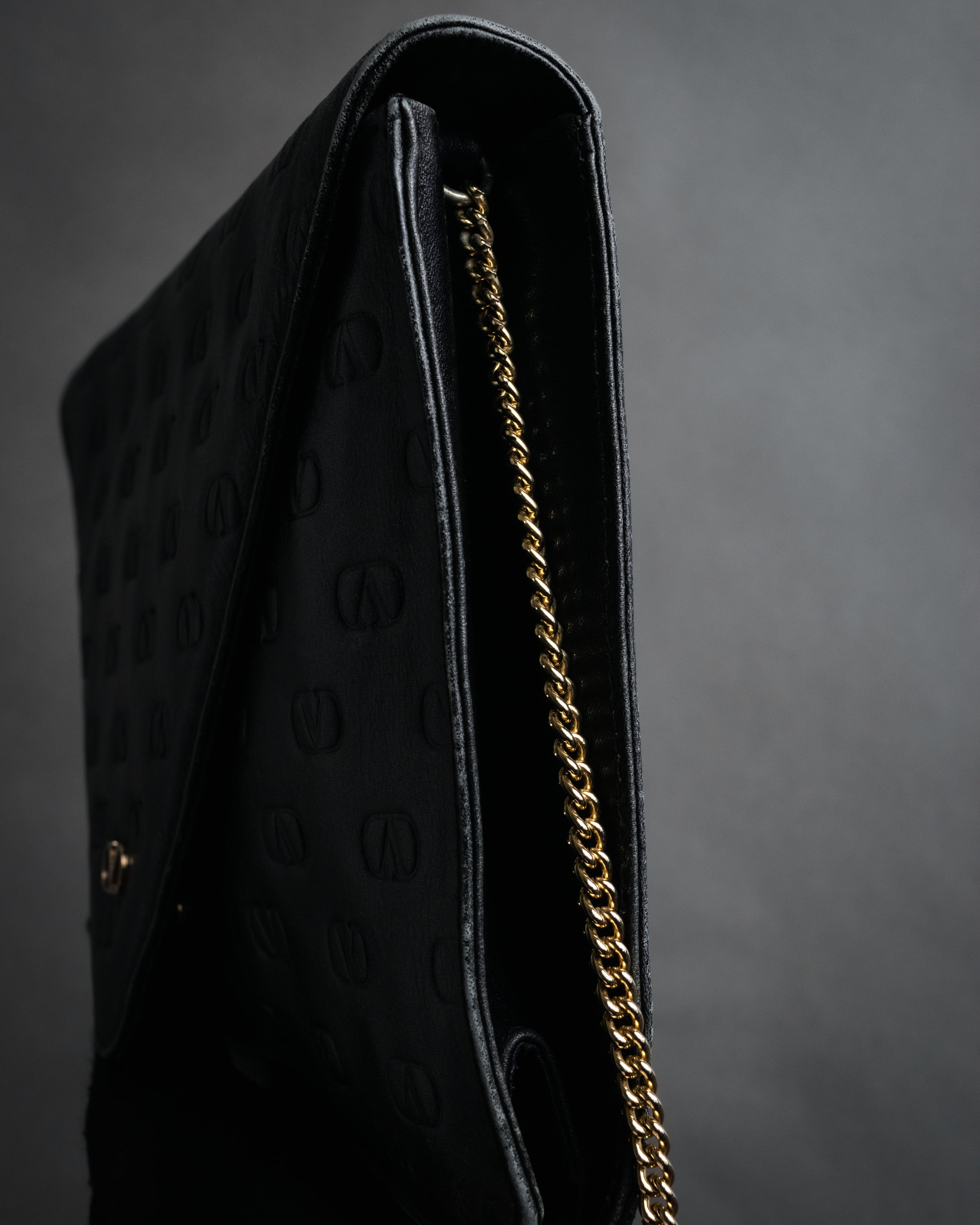 “VALENTINO” 80’s-90’s Embossed V logo chain clutch bag