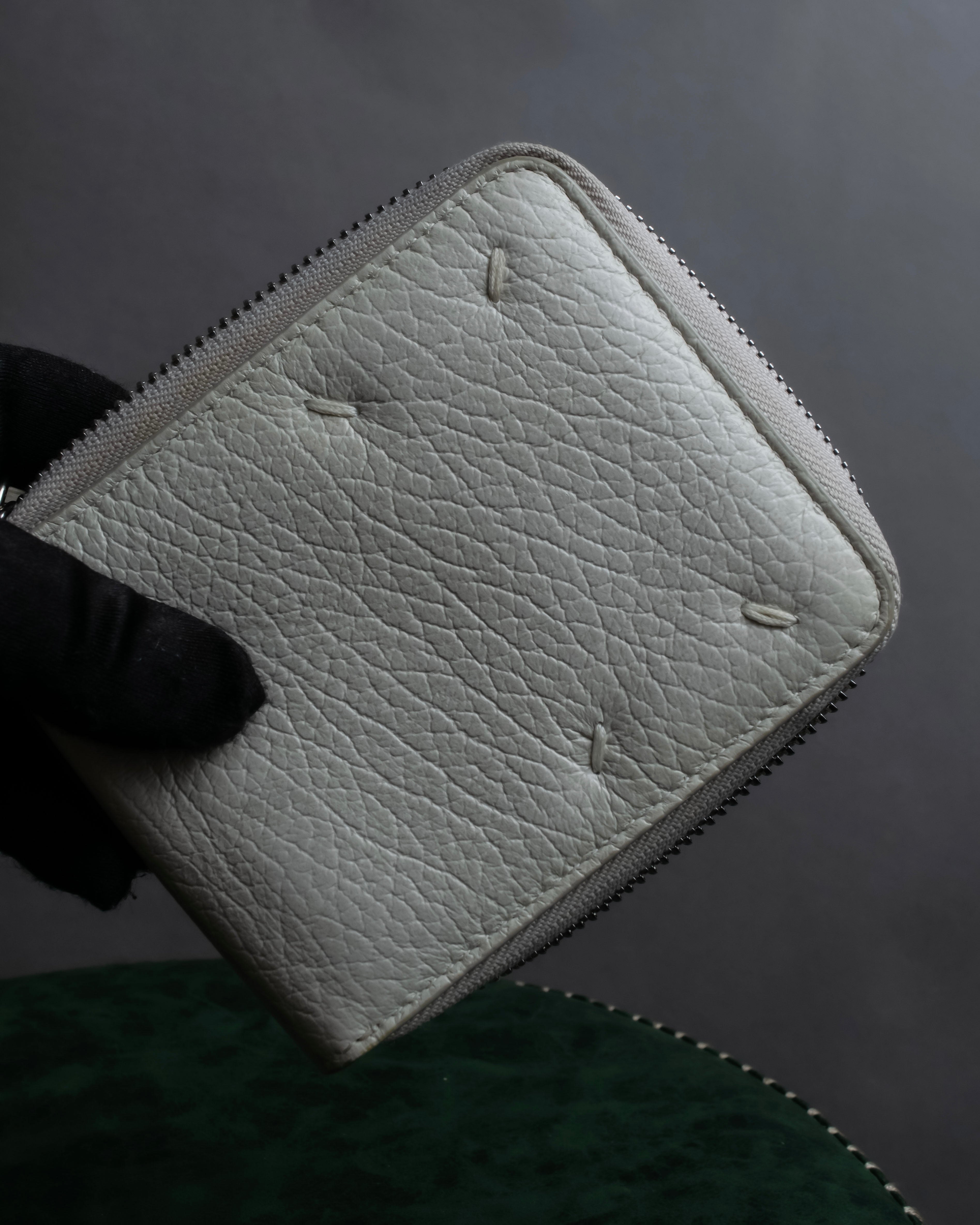 "MAISON MARGIELA" White grain leather round zipper wallet