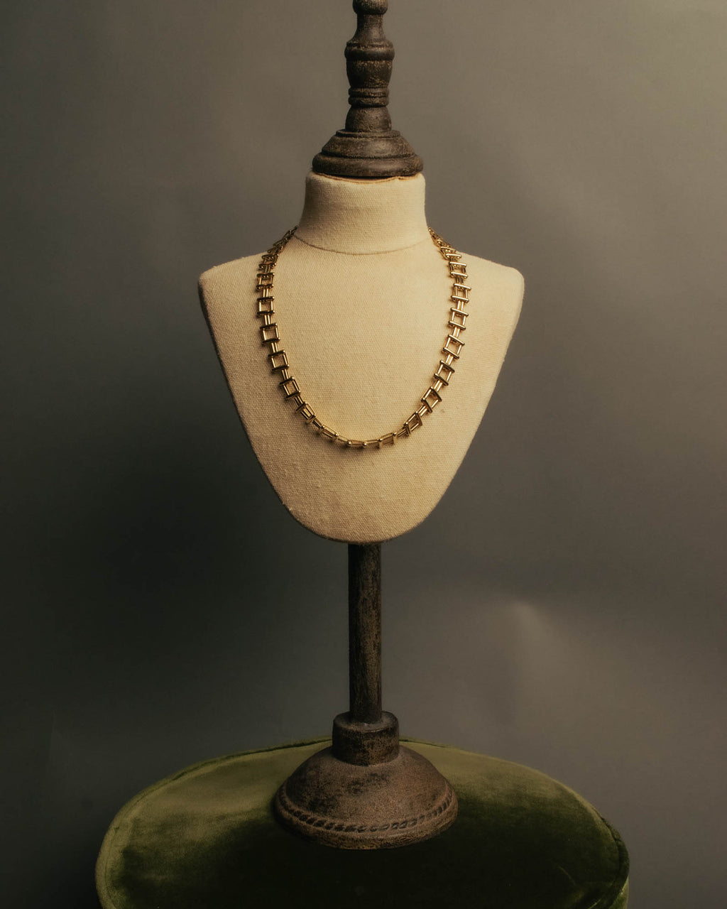 “Vintage“ Geometric link gold tone necklace
