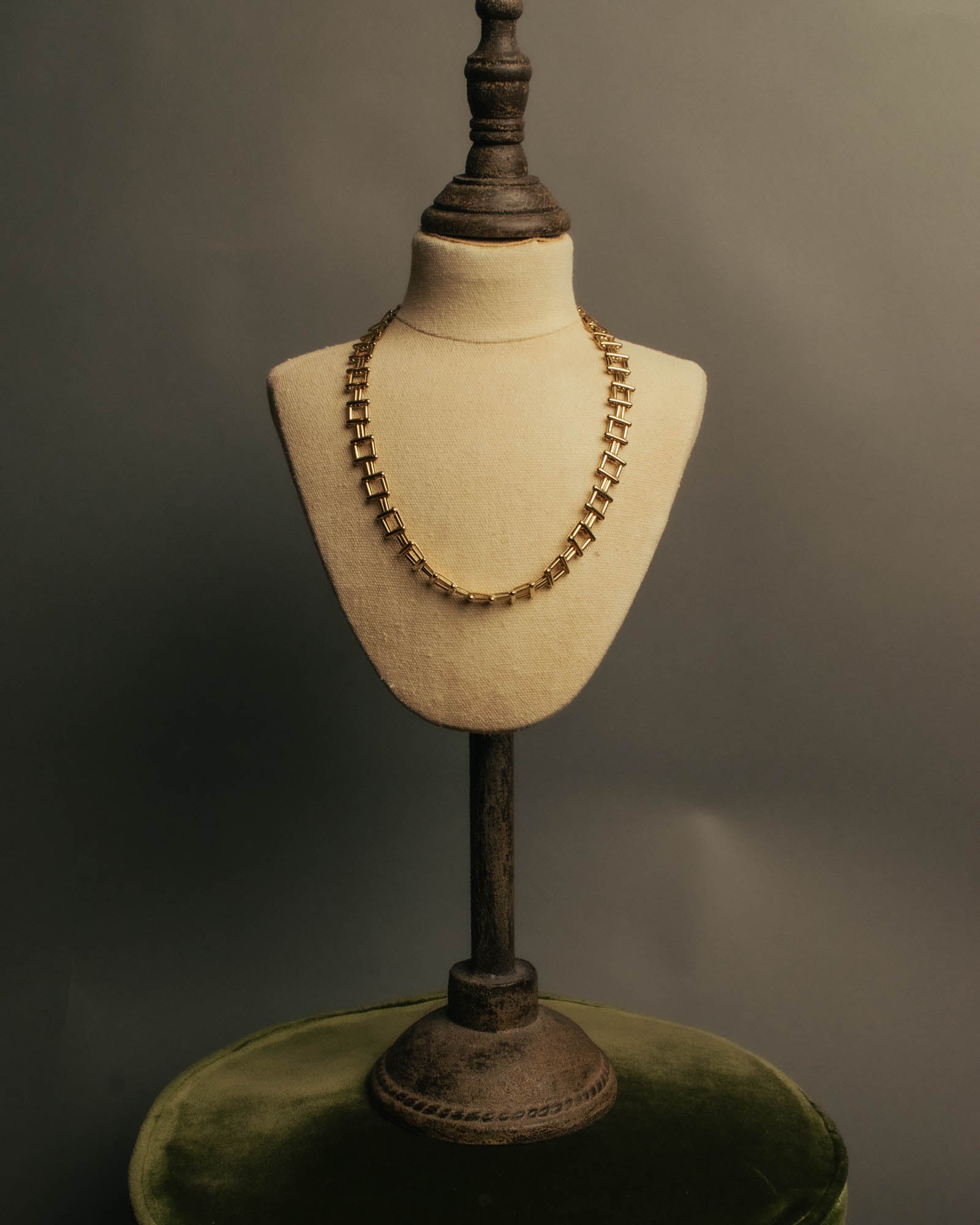“Vintage“ Geometric link gold tone necklace