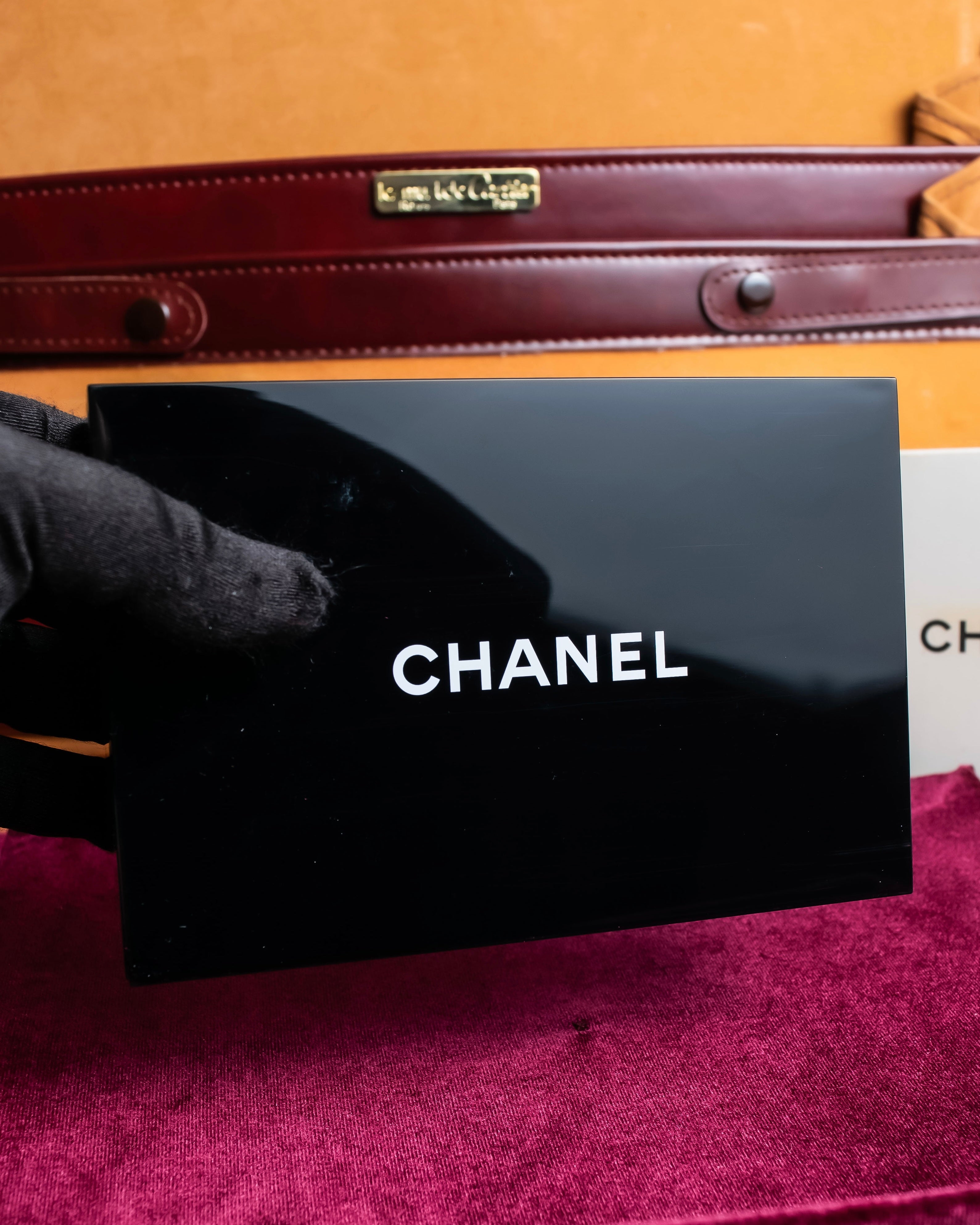 "CHANEL" Logo engraved black lacquer mirror jewelry case