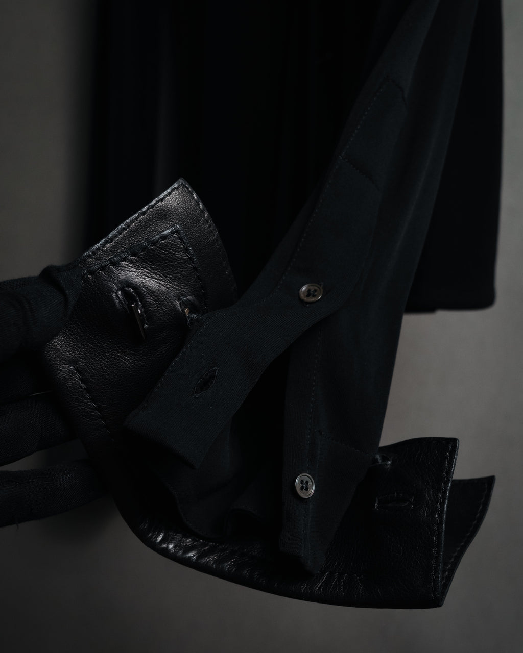 –SPECIAL– "HERMES" 00’s Leather-trimmed viscose evening shirt