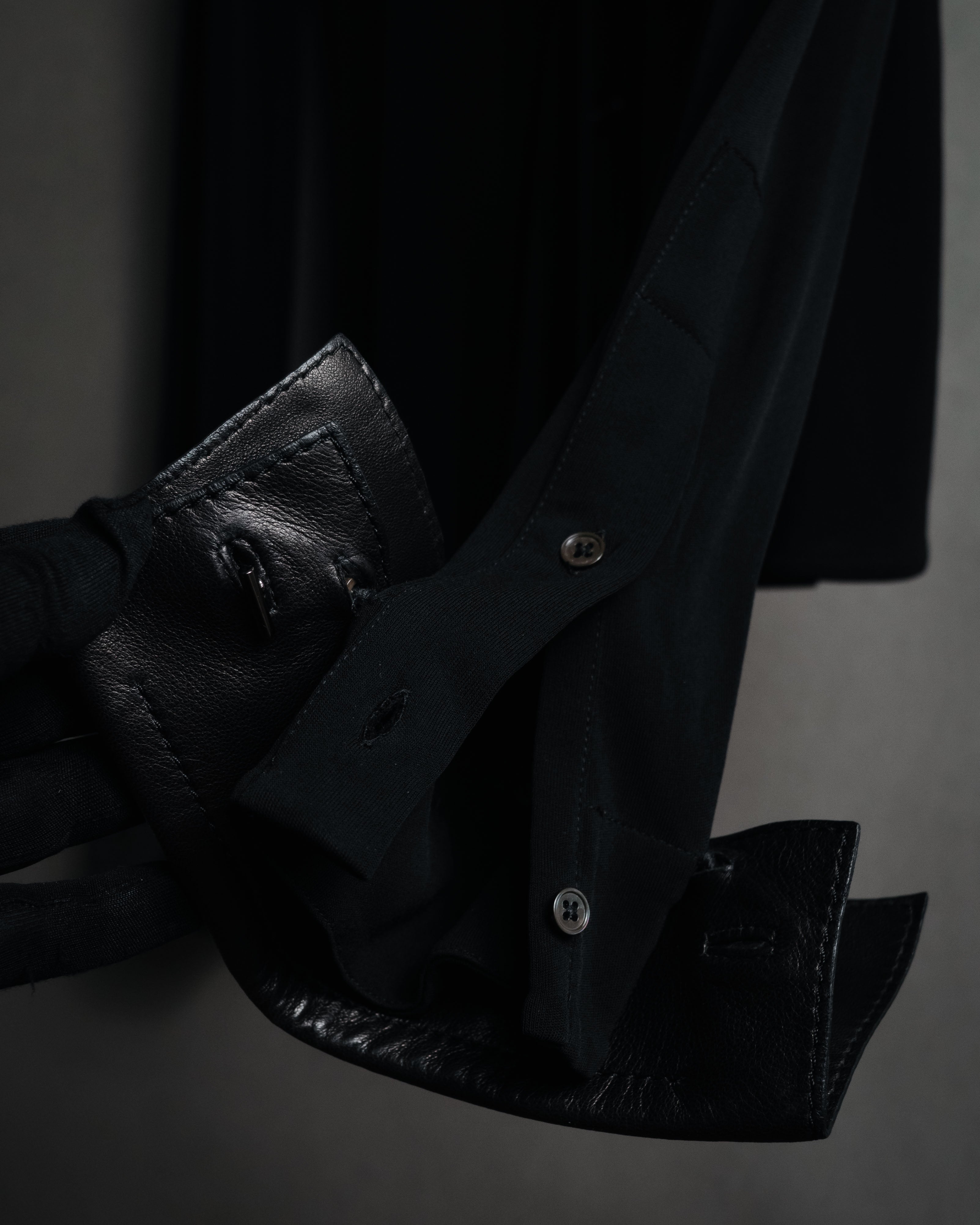 –SPECIAL– "HERMES" 00’s Leather-trimmed viscose evening shirt