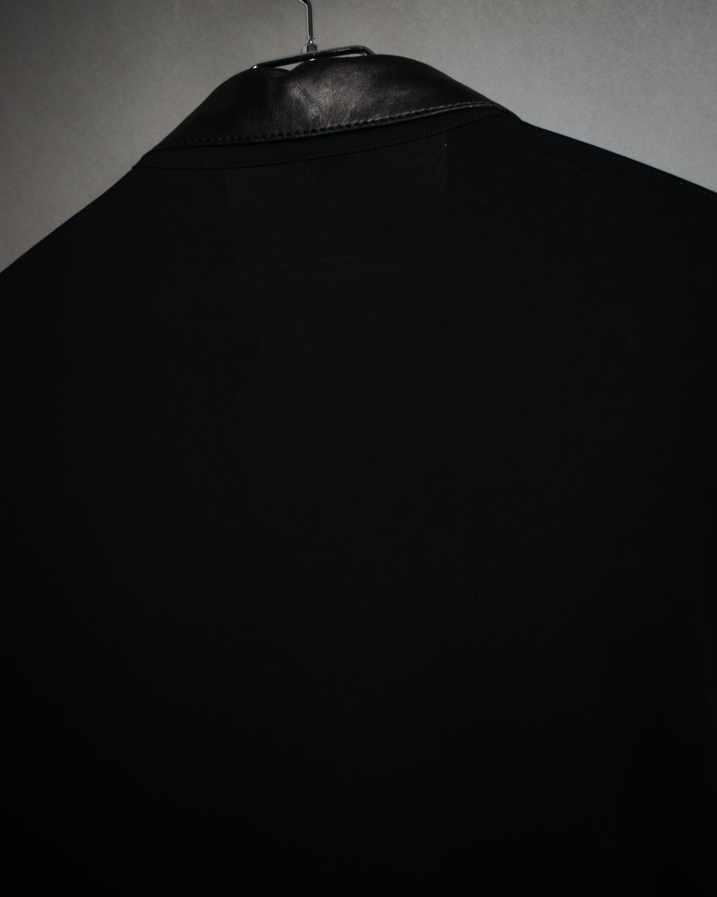 –SPECIAL– "HERMES" 00’s Leather-trimmed viscose evening shirt