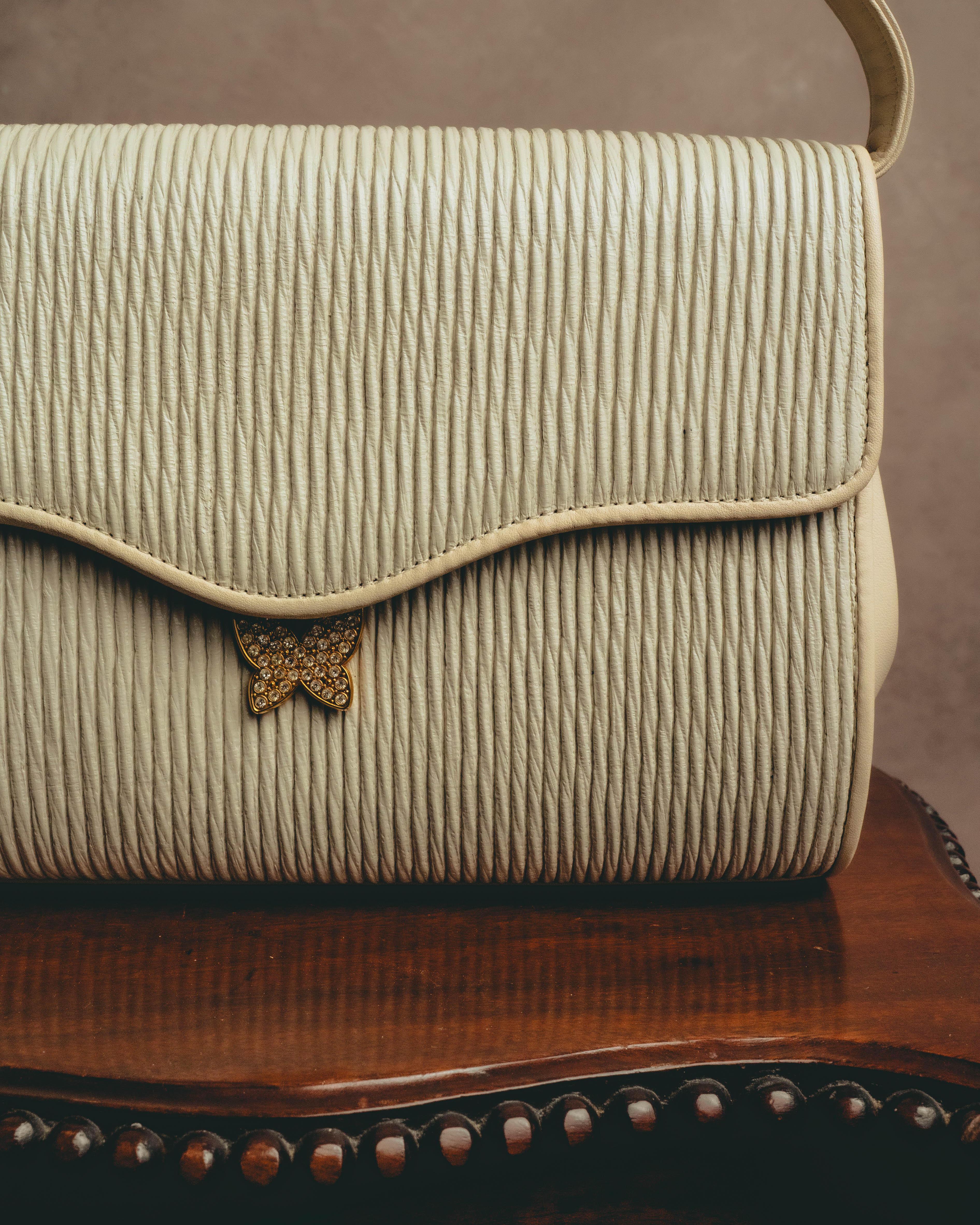 "HANAE MORI" 80's-90's Pleated butterfly clasp handbag