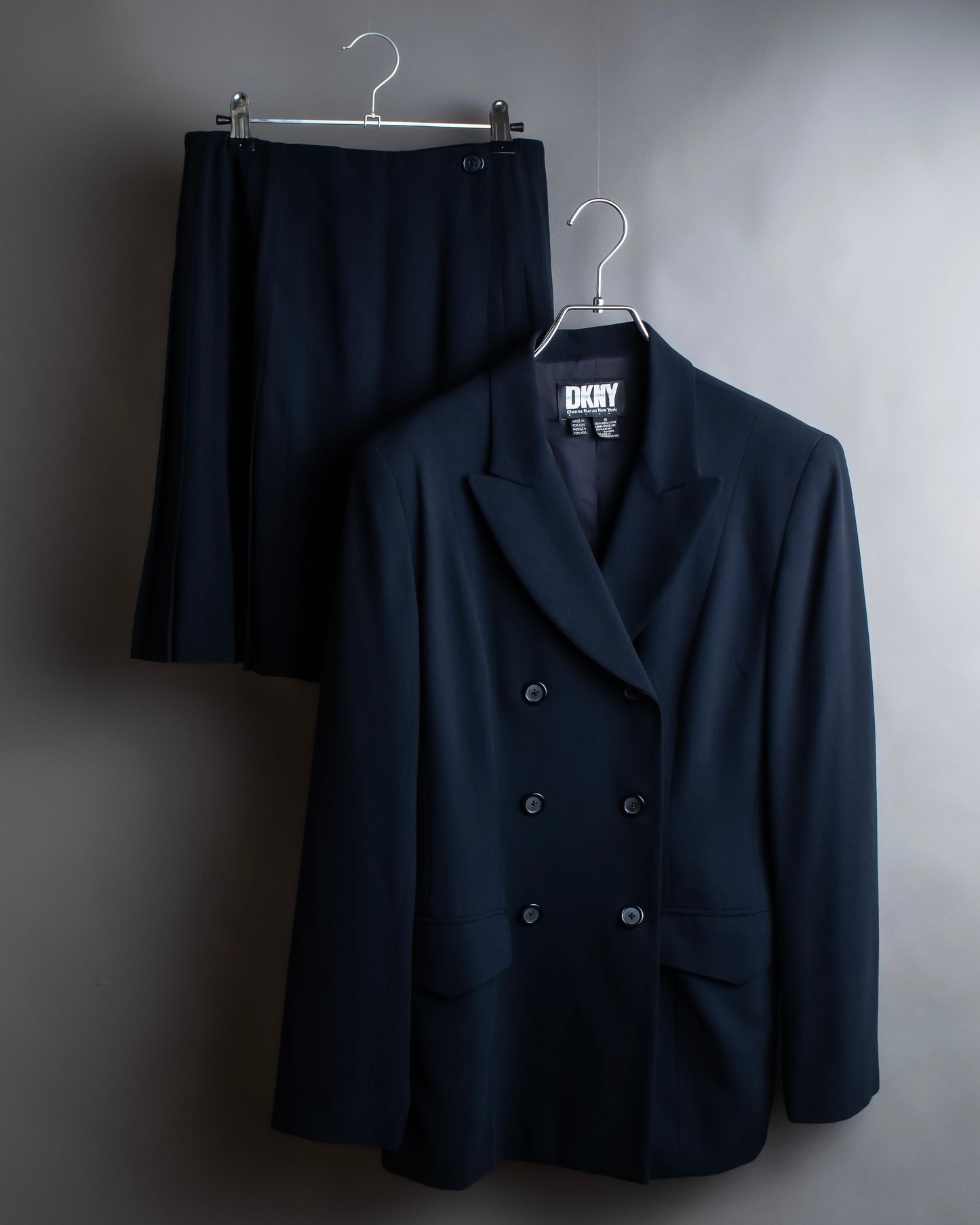 "DKNY" Peak lapel buttoned tailored jacket＆pleated wrap skirt set up