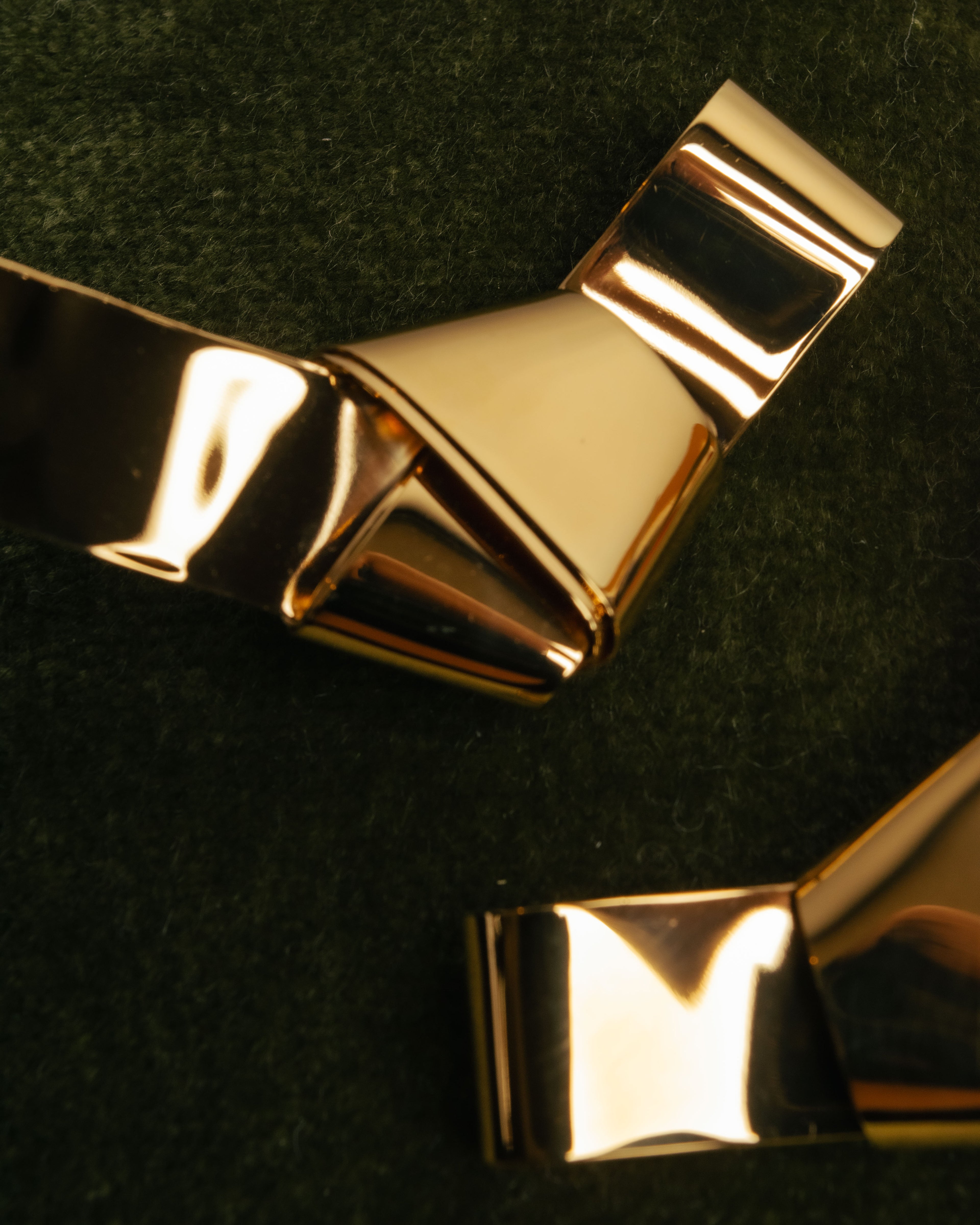 “JIL SANDER” 2021 sculptural ribbon metal clip earrings