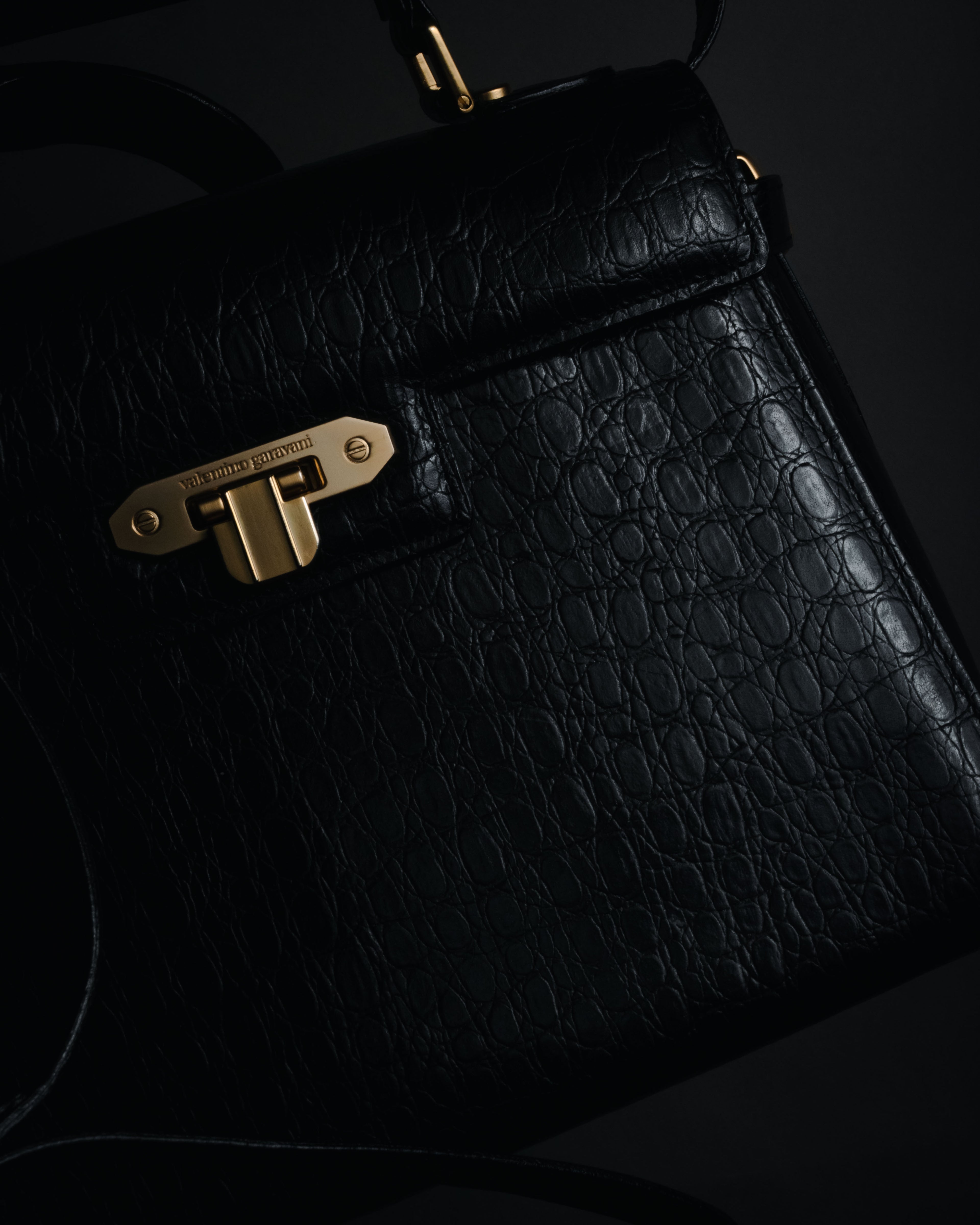 –SPECIAL– "Valentino Garavani"
1985-95 Croc embossed trapezoid top handle bag