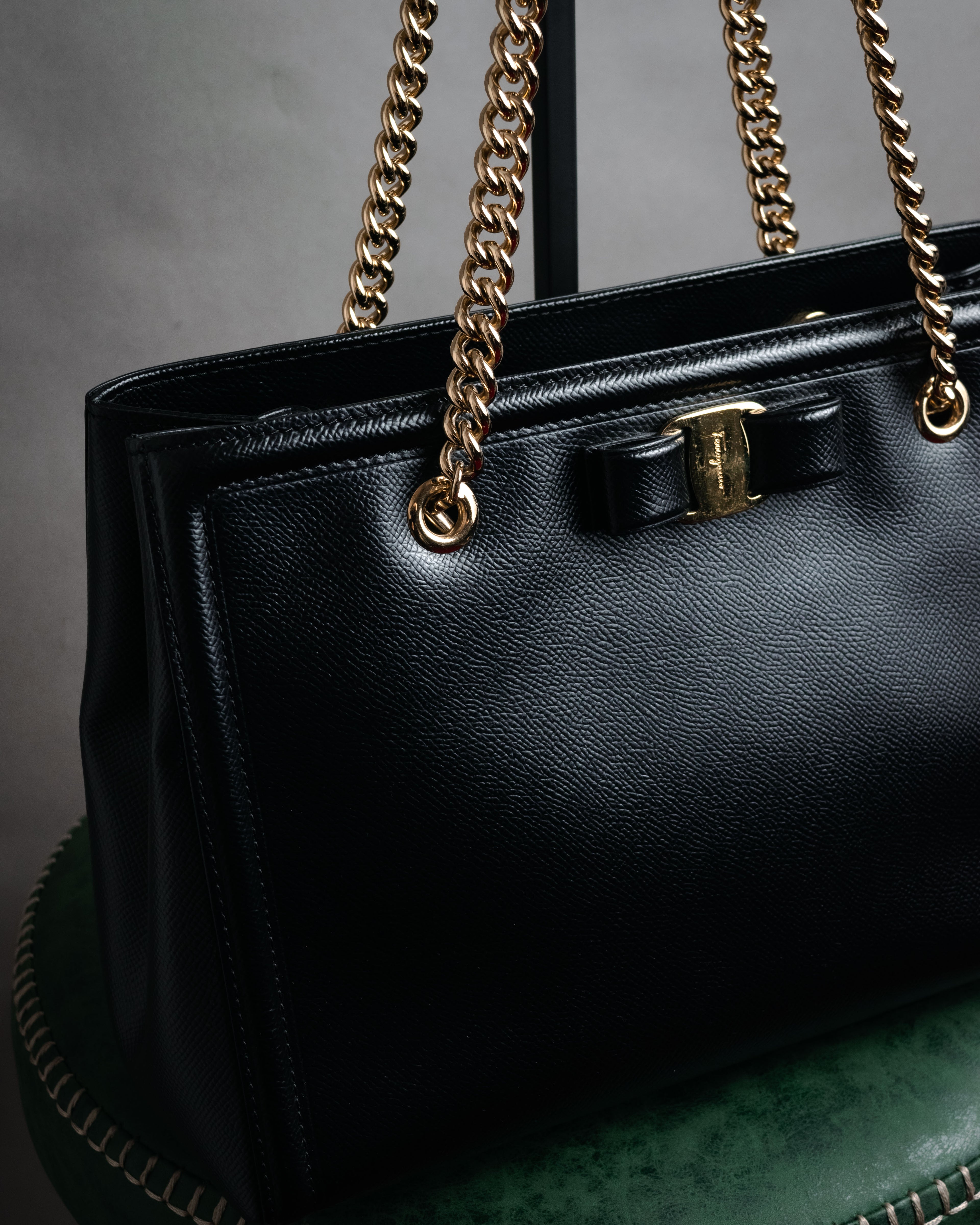 “Salvatore Ferragamo” 2010’s Vara chain leather tote bag