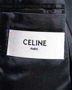 ジャケット内側に配された「CELINE PARIS」表記のブランド内タグ。黒い裏地とのコントラストでタグ表記を確認できるカット。