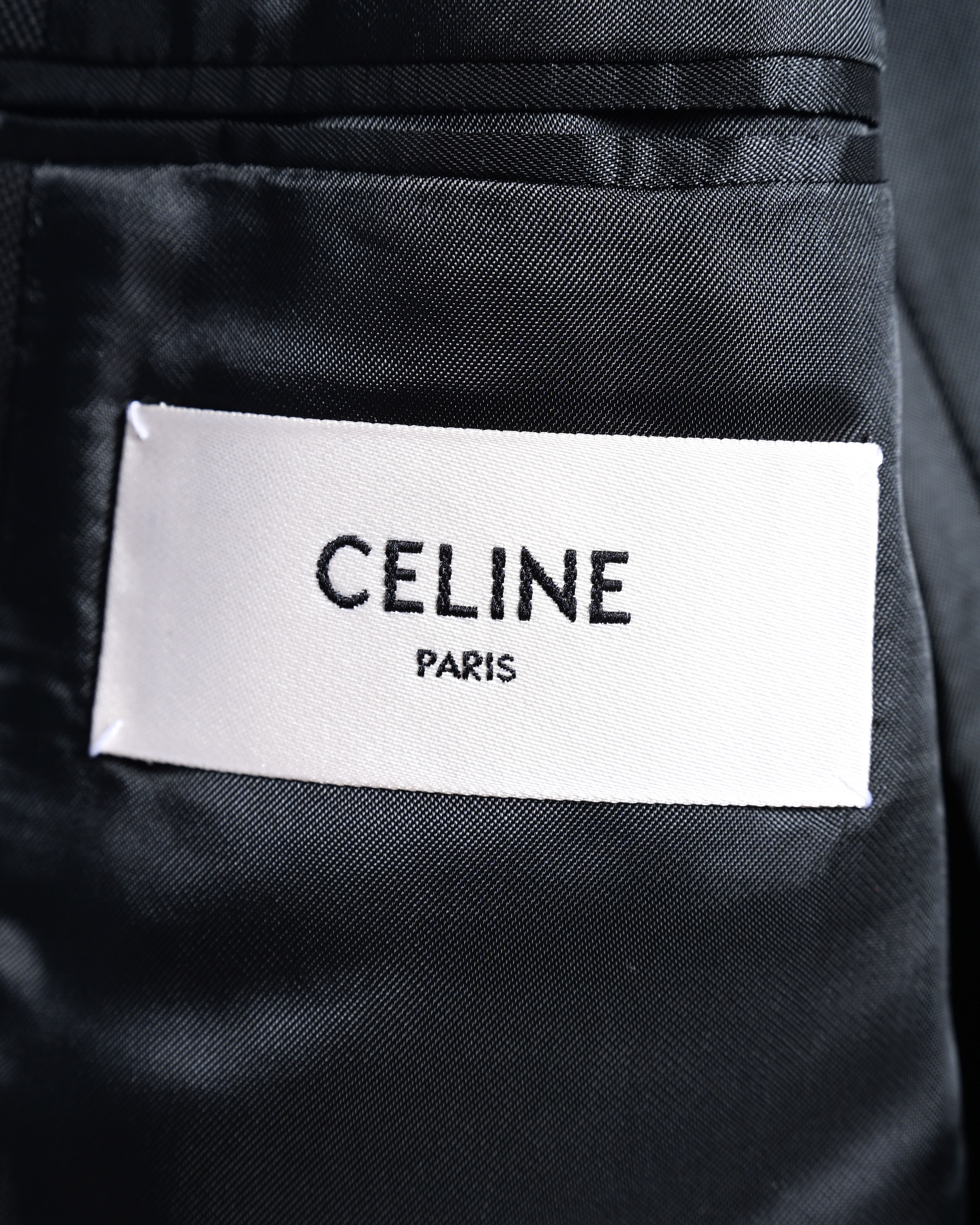 ジャケット内側に配された「CELINE PARIS」表記のブランド内タグ。黒い裏地とのコントラストでタグ表記を確認できるカット。