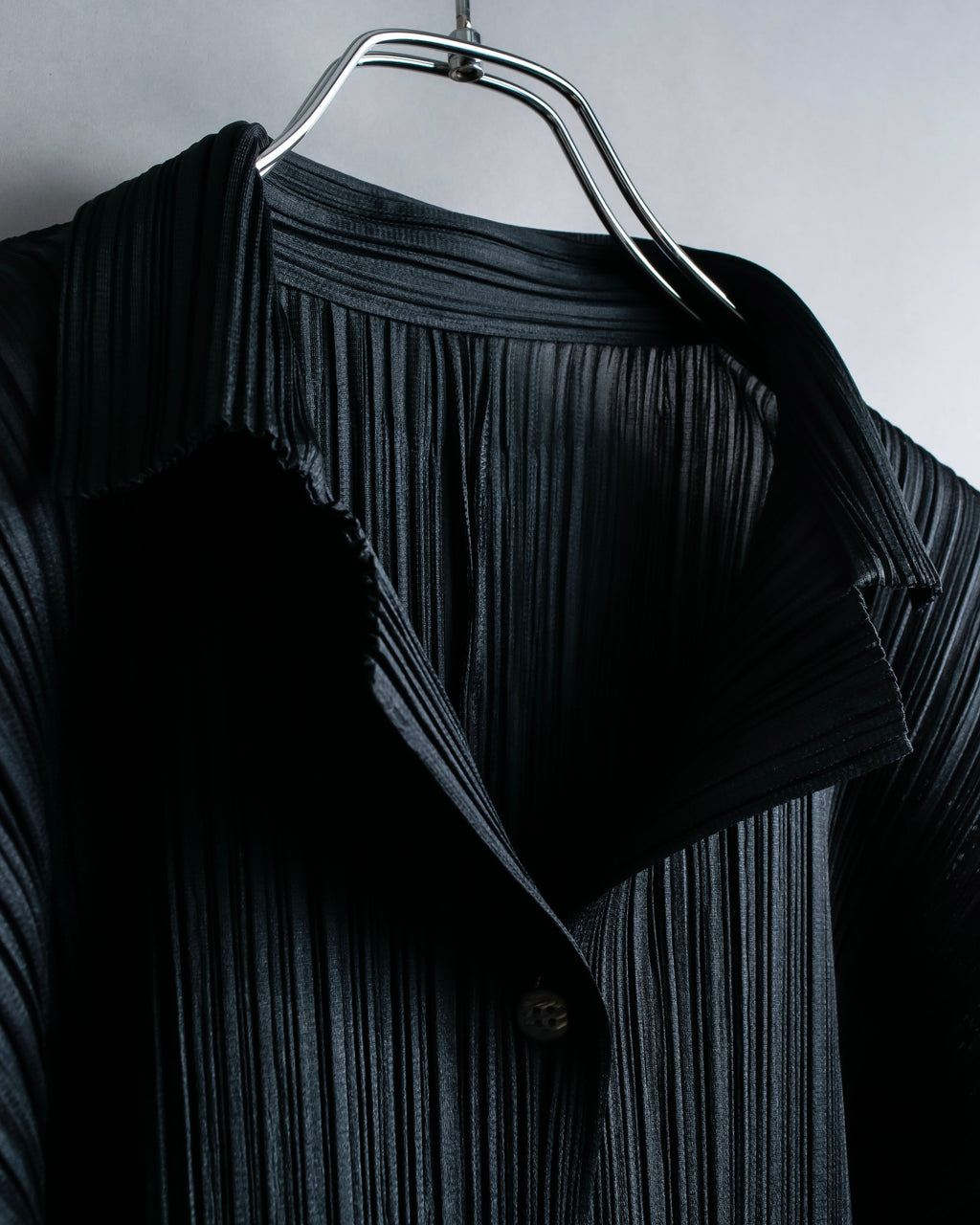 "PLEATS PLEASE ISSEY MIYAKE"
Features sleeve open collar blouse