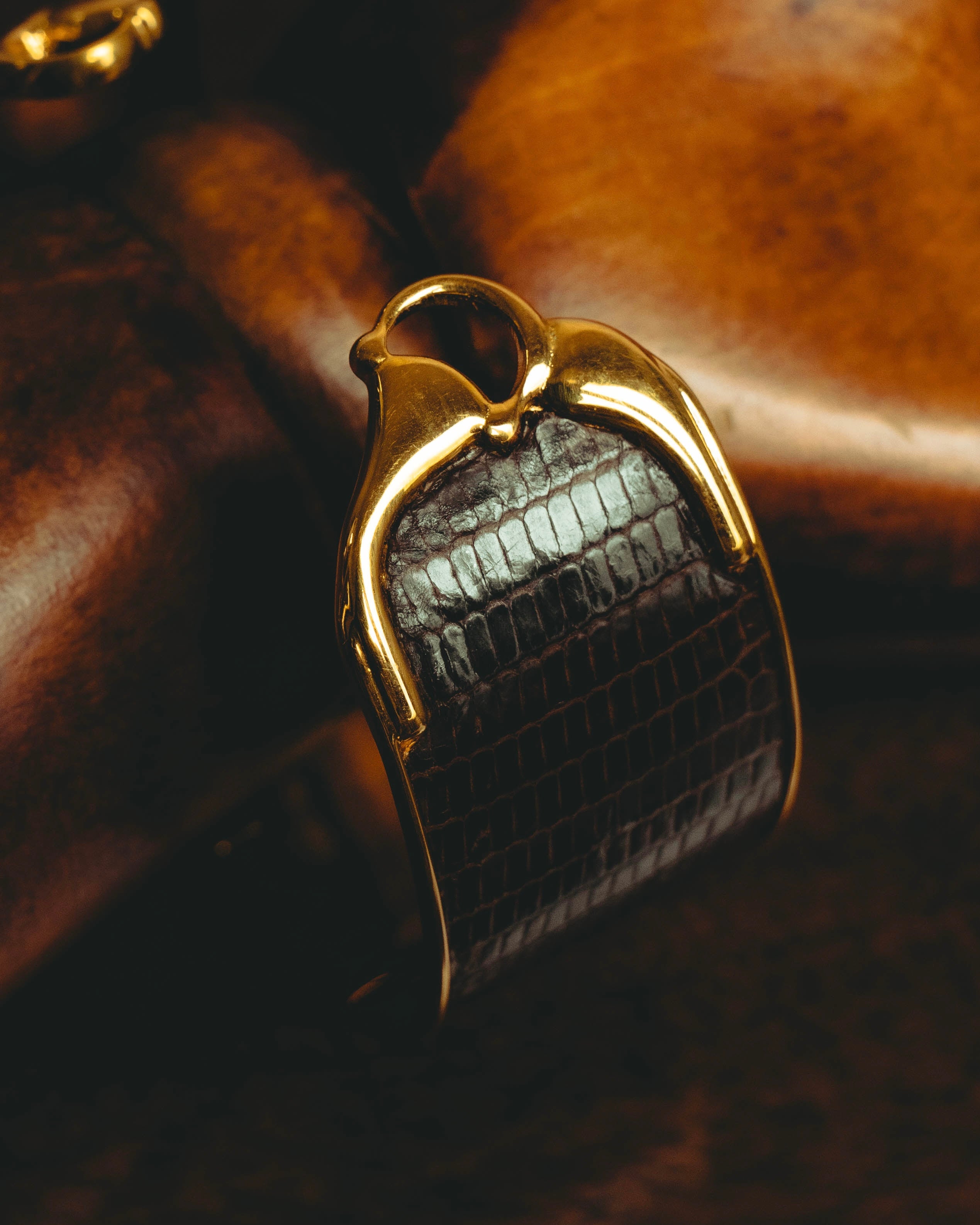 “GUCCI” 90’s-00’s Lizard-embossed leather horsebit cuff bracelet