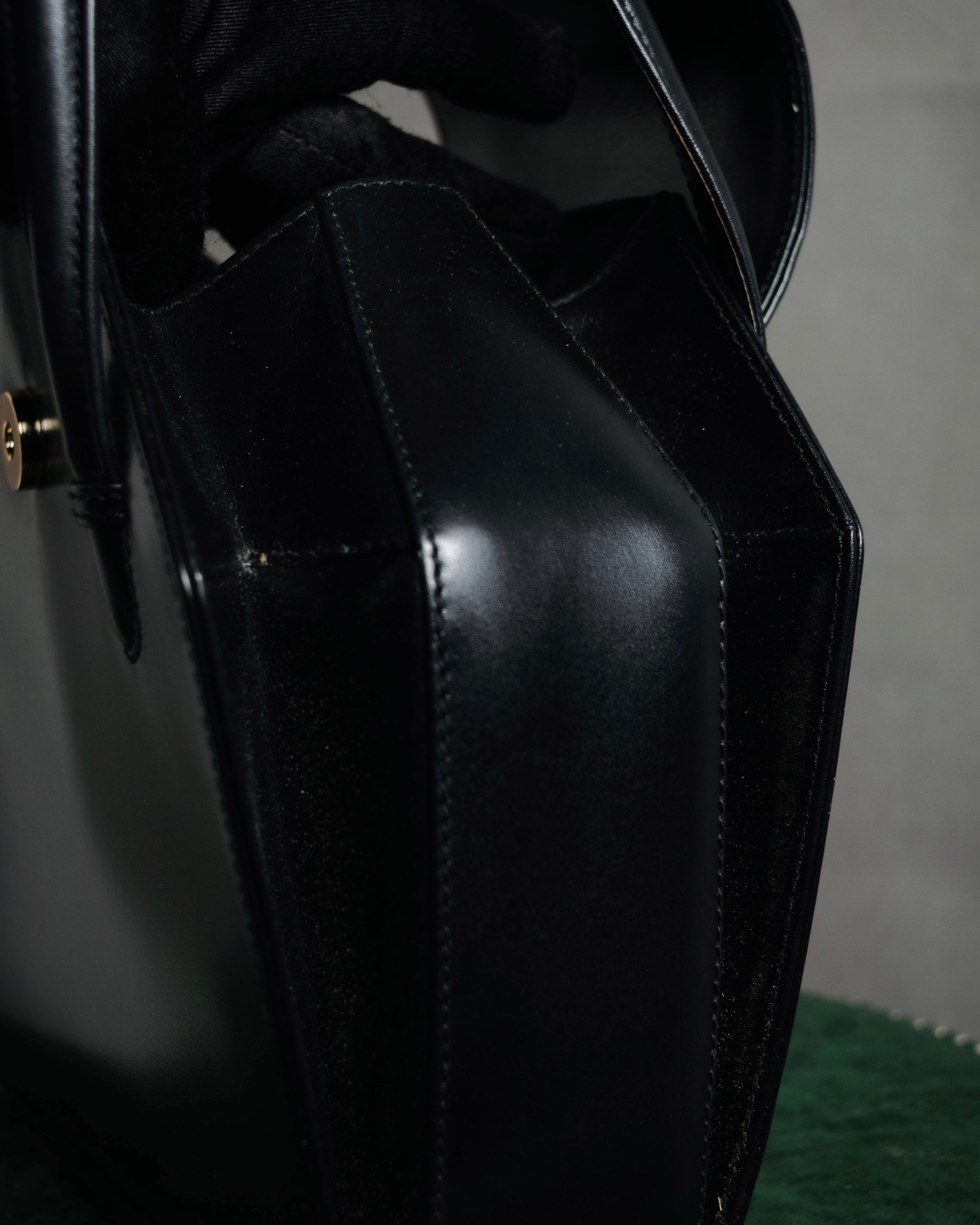 –SPECIAL– "GUCCI" 90’s Architectural oval hardware box calf handbag