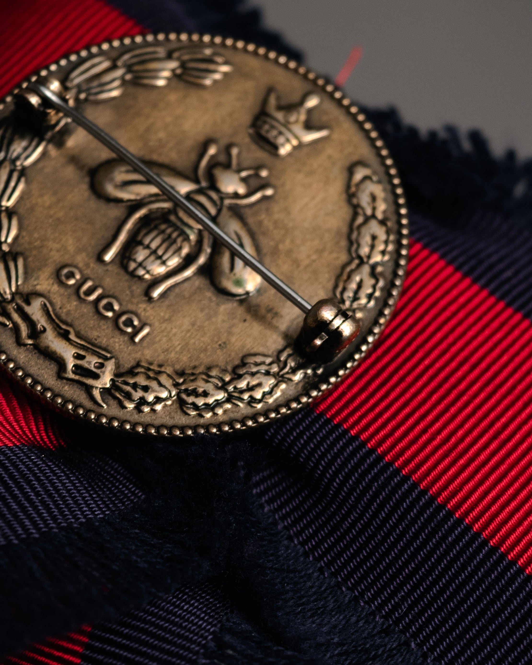 “GUCCI” 2016–2019 Web stripe crystal bow brooch