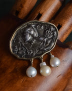 "Vintage engraved relief motif pearl brooch"
